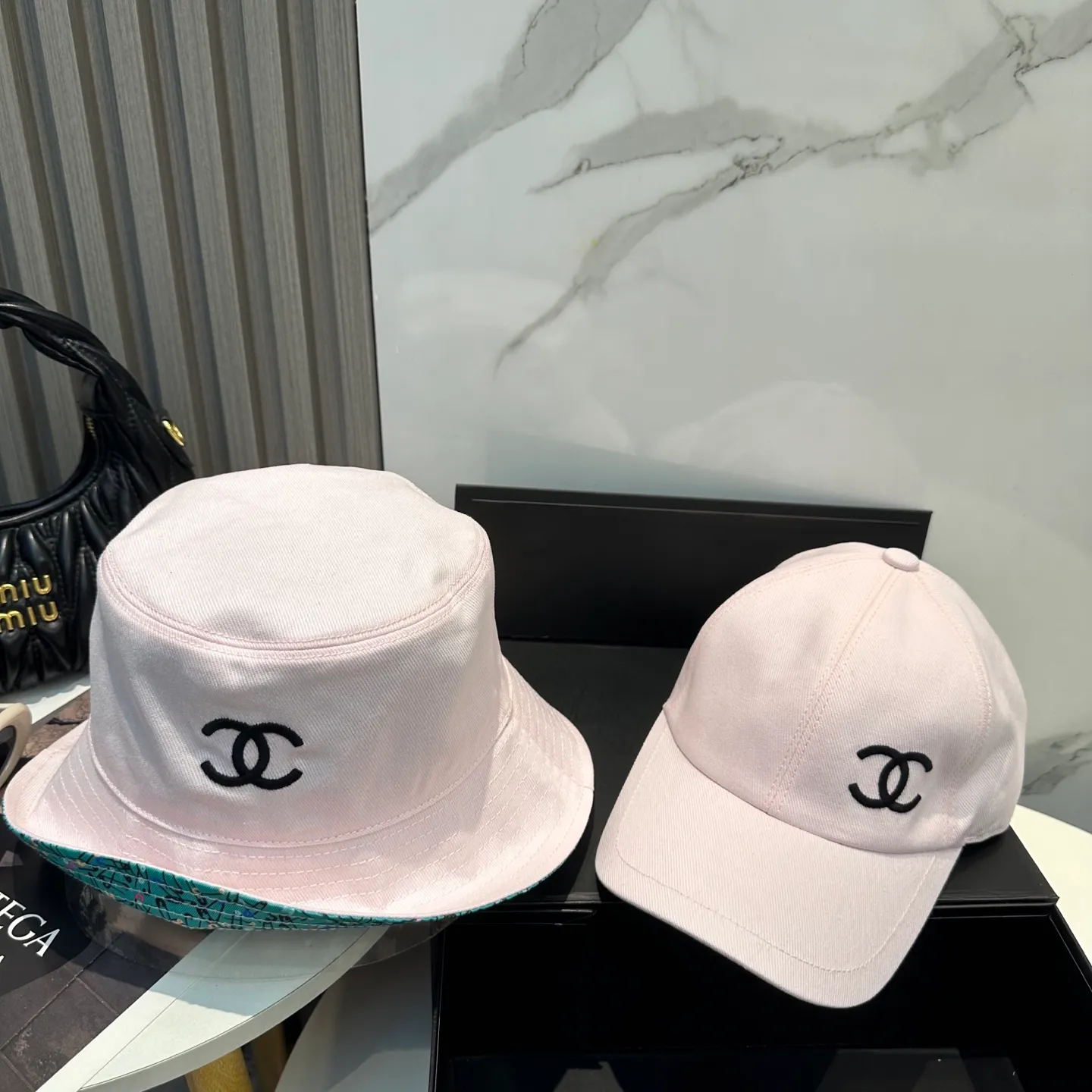 P90 Chanel (Chanel) counter new double-sided embroidered fisherman hat 1:1 mold customization, three-dimensional embroidery, exquisite and flawless! 100% pure cotton fabric, original factory quality, exclusive physical photography.