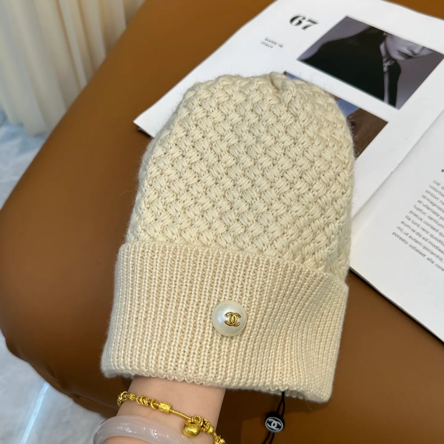 P70 Chanel official website quality Chanel autumn and winter fashion blogger recommended knitted hat, which hides a quiet sense of luxury. Every line is neat and generous, simple but not simple, generous and stylish. Every detail shows high-end taste, and the sense of fashion becomes more and more intriguing in the restraint.