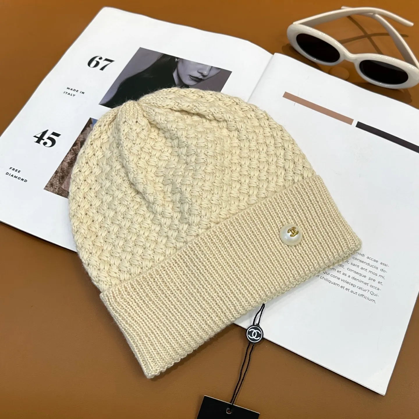 P70 Chanel official website quality Chanel autumn and winter fashion blogger recommended knitted hat, which hides a quiet sense of luxury. Every line is neat and generous, simple but not simple, generous and stylish. Every detail shows high-end taste, and the sense of fashion becomes more and more intriguing in the restraint.