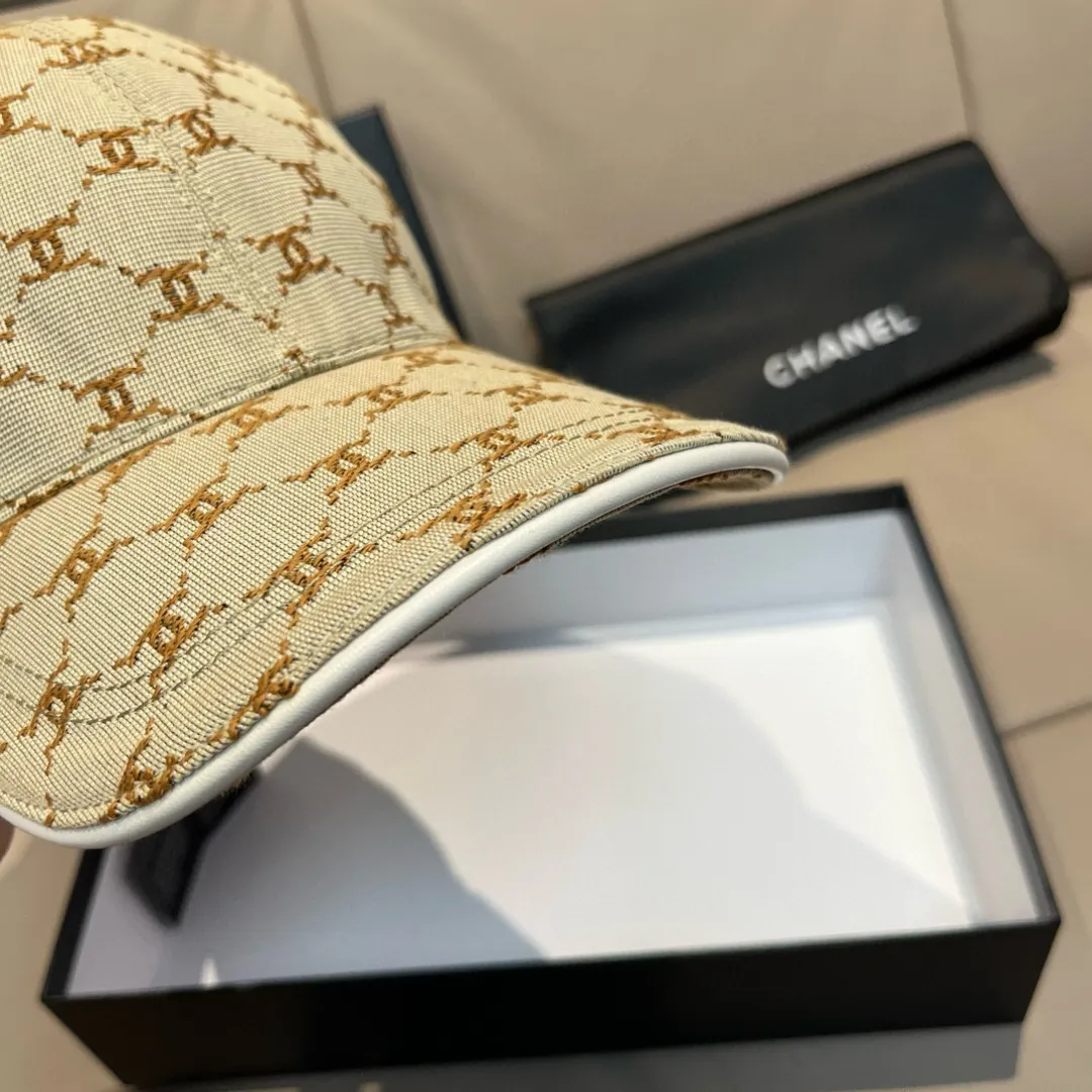p90 new model shipped!   , Chanel (Chanel) new original baseball cap, small double C jacquard, 1:1 mold opening and customization at the counter, original canvas fabric + first layer of cowhide, light and breathable! The quality is great, the basic head circumference is 56cm, and the patch is adjustable.