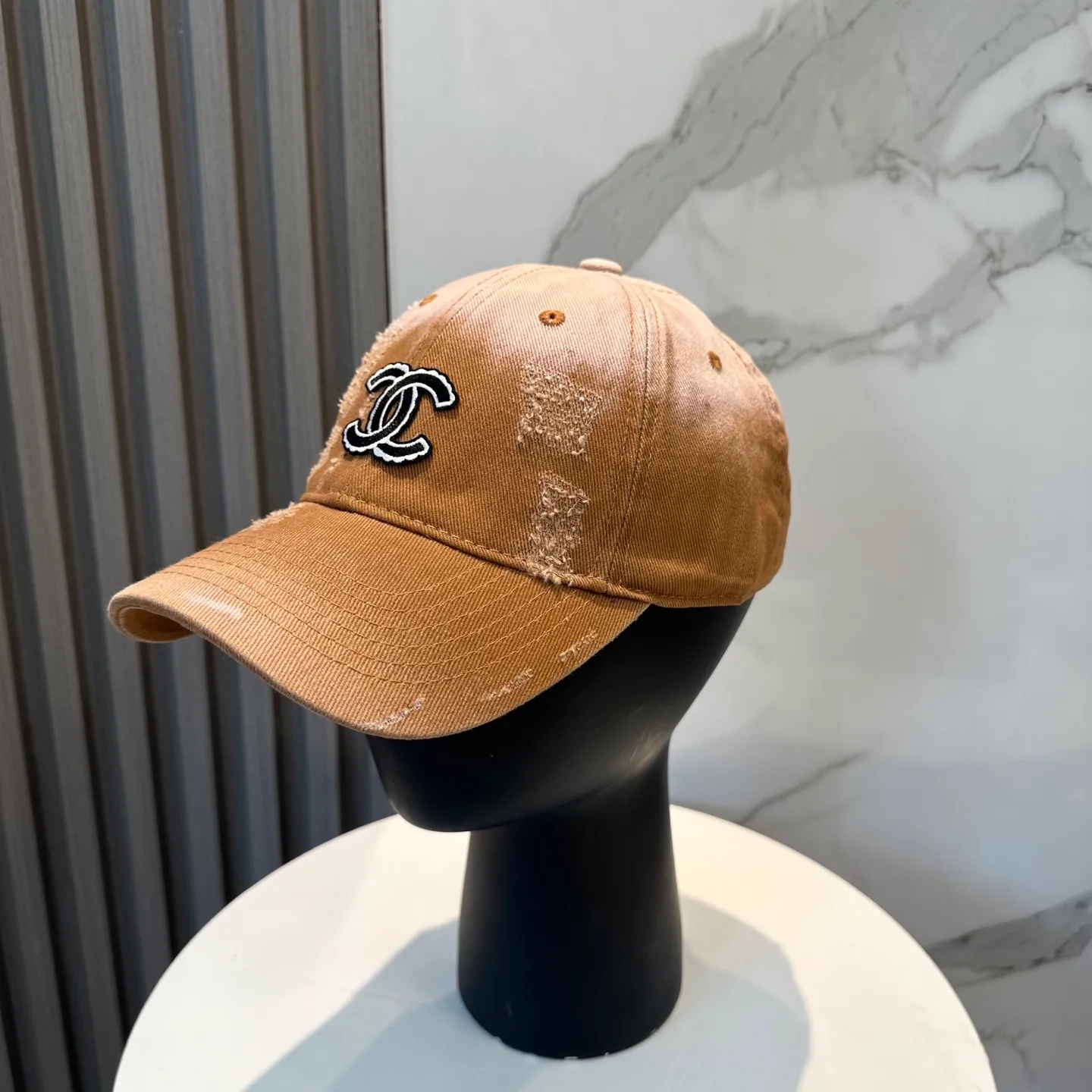 P60 Chanel's new simple baseball cap in dopamine color, a hot color at the moment - full of street style! Trendy and versatile, Xiaohongshu grows grass, poison, get your boyfriend, and cool together