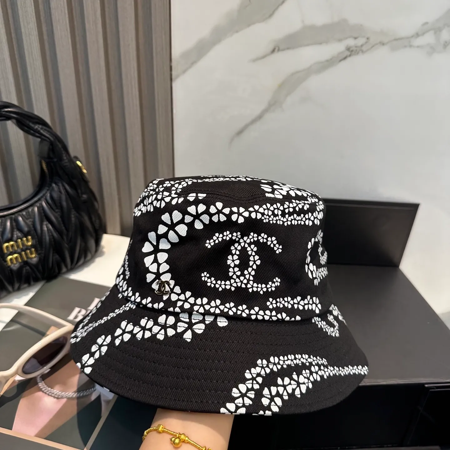 P100 New Chanel new high-version bucket hat. The classic baseball cap style is suitable for various occasions. Whether it is paired with casual wear or sportswear, it can easily enhance the fashion sense of the overall look. It is a trendy item that fashion lovers cannot miss.