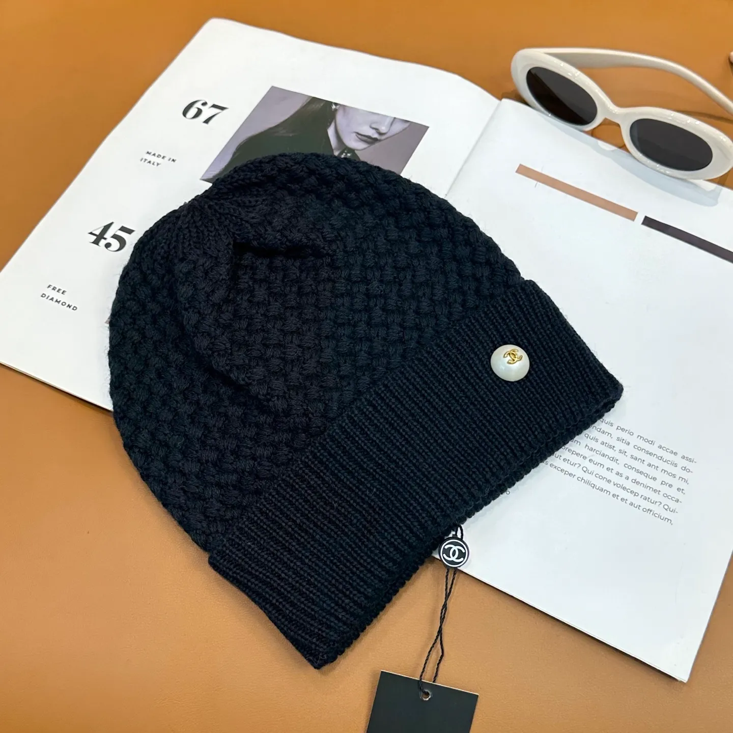P70 Chanel official website quality Chanel autumn and winter fashion blogger recommended knitted hat, which hides a quiet sense of luxury. Every line is neat and generous, simple but not simple, generous and stylish. Every detail shows high-end taste, and the sense of fashion becomes more and more intriguing in the restraint.