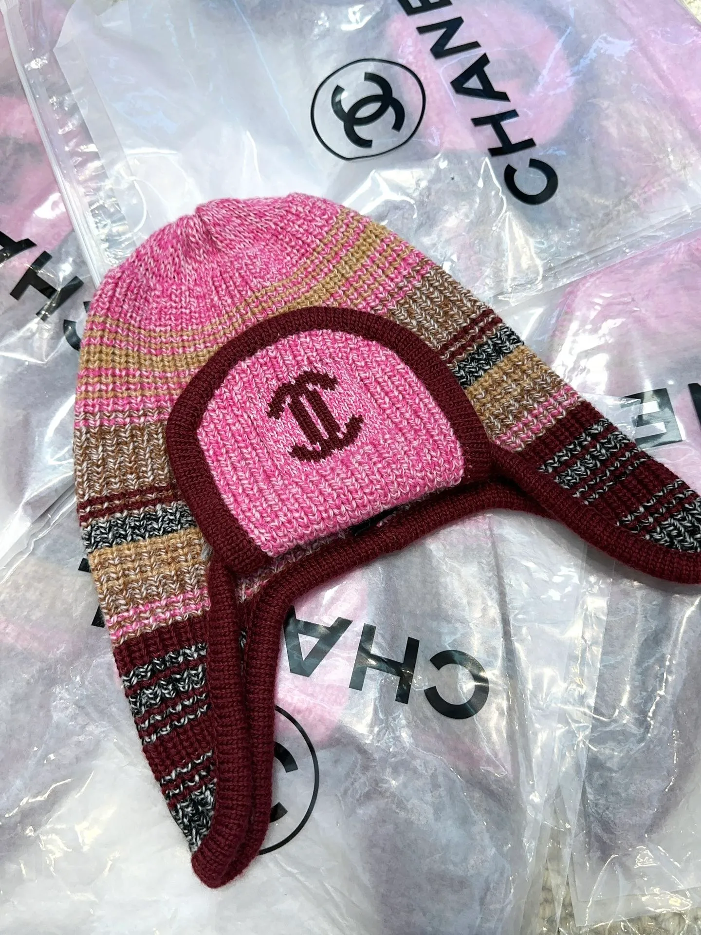 Chane*🆕Chanel 24N new ski series wool hat, the Lei Feng hat that is popular all over the Internet, who can wear it better? 4️⃣Personal colors, black and white, versatile and cool, blue and pink, cute, men and women can wear couple style, wool and cashmere material, warm and good-looking, a must-have👍👍👍
