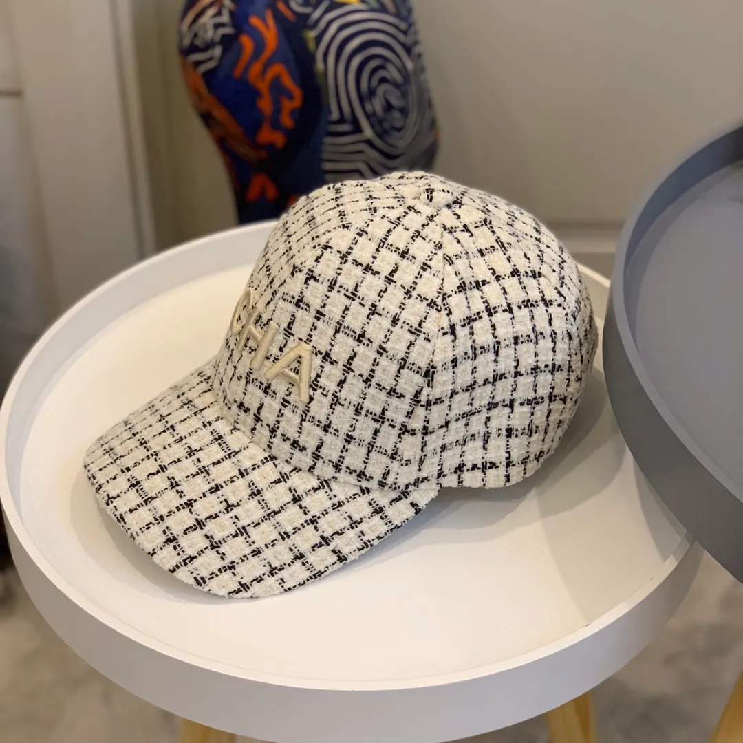 P80 CHANEL Chanel's new autumn and winter plaid newsboy hat, French socialite! The fabric is this year's latest small plaid pattern, and the high-end 1:1 customized hat shape is simply invincible. The shape of the hat is super good. For a high-end hat, the mold is very important. It is definitely not something that a small factory can make. When you put it on, your temperament will rise to three levels instantly! No need to worry about any testing, enter the shopping mall without any worries! Three colors in stock! Material: 100% polyester fiber Lining: 100% cotton Head circumference: 57cm Built-in Velcro