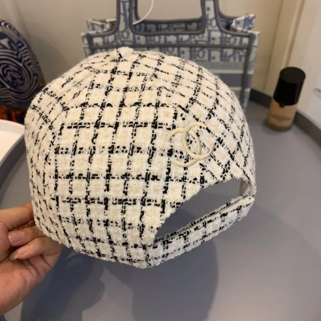 P80 CHANEL Chanel's new autumn and winter plaid newsboy hat, French socialite! The fabric is this year's latest small plaid pattern, and the high-end 1:1 customized hat shape is simply invincible. The shape of the hat is super good. For a high-end hat, the mold is very important. It is definitely not something that a small factory can make. When you put it on, your temperament will rise to three levels instantly! No need to worry about any testing, enter the shopping mall without any worries! Three colors in stock! Material: 100% polyester fiber Lining: 100% cotton Head circumference: 57cm Built-in Velcro