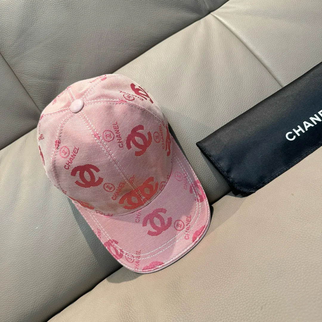 p90., Chanel (Chanel) classic original baseball cap, classic double C, 1:1 mold opening and customization at the counter, original canvas fabric + first layer of cowhide, light and breathable! The quality is great, the basic head circumference is 56cm, and the patch is adjustable.