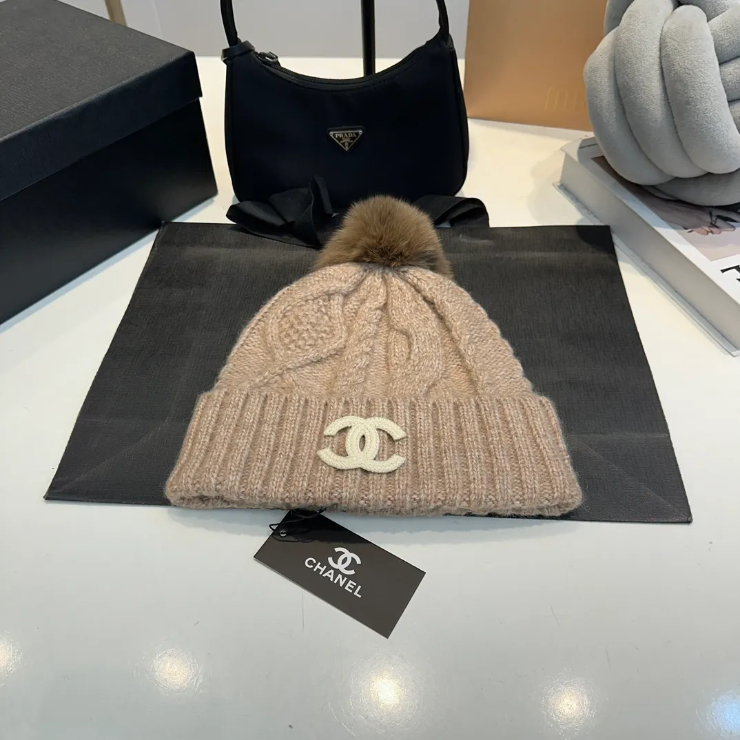 P90 CHANEL Chanel Orphan Fur Ball Autumn and Winter New Big Brand Wool Knitted Beanie One-size-fits-all, complete with tags ~ Very easy to match when out on the street!