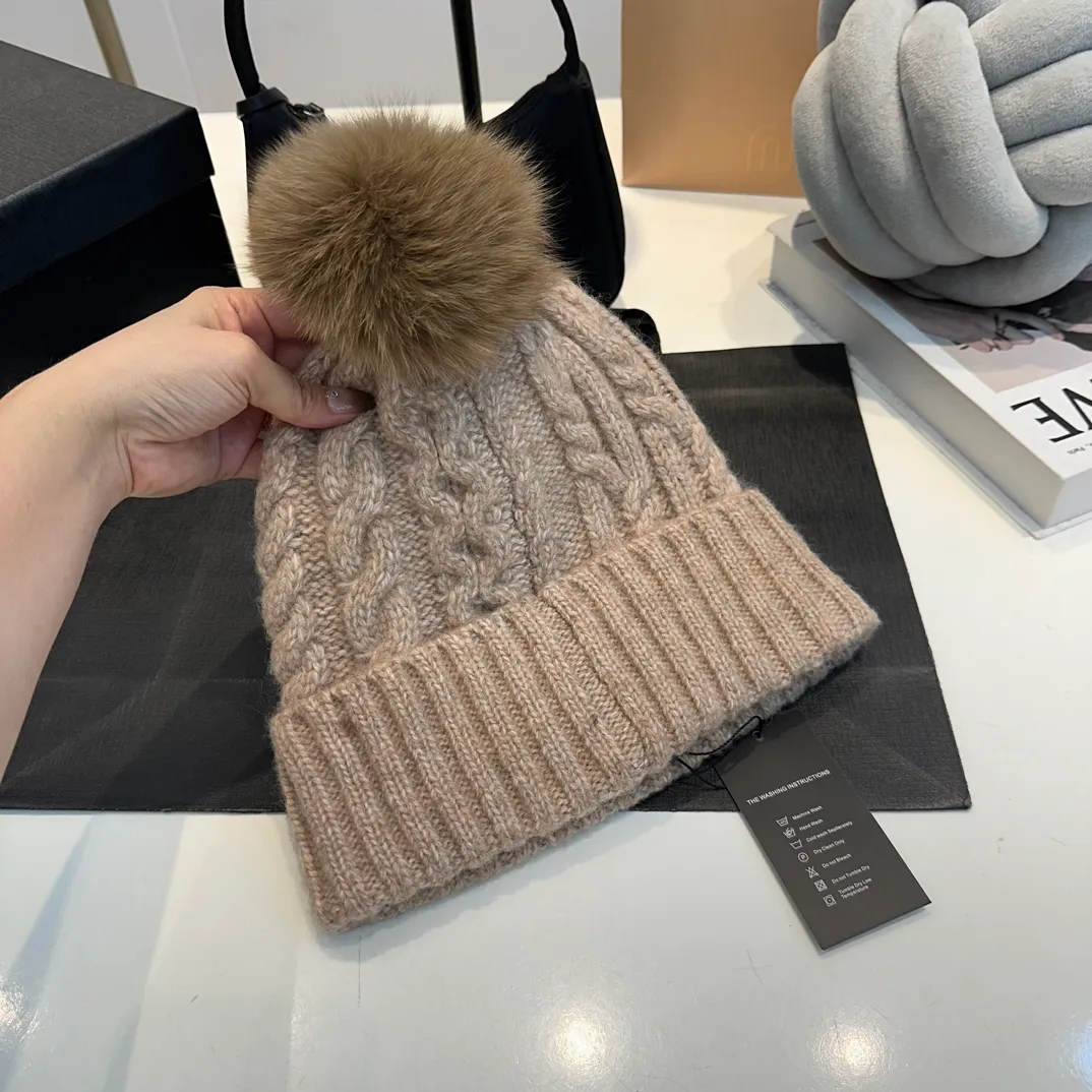 P90 CHANEL Chanel Orphan Fur Ball Autumn and Winter New Big Brand Wool Knitted Beanie One-size-fits-all, complete with tags ~ Very easy to match when out on the street!