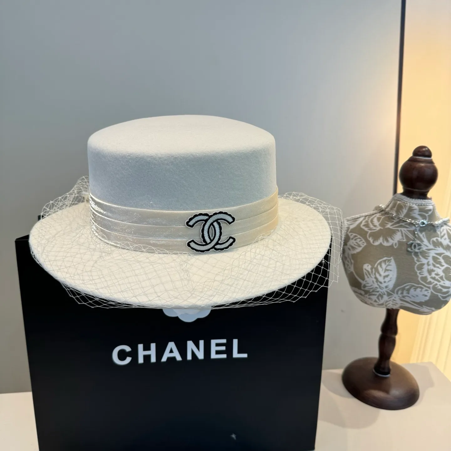 💰210¥ White Chanel wool flat top, mesh hat, 100% wool🦙Fabric% Head circumference 57cm