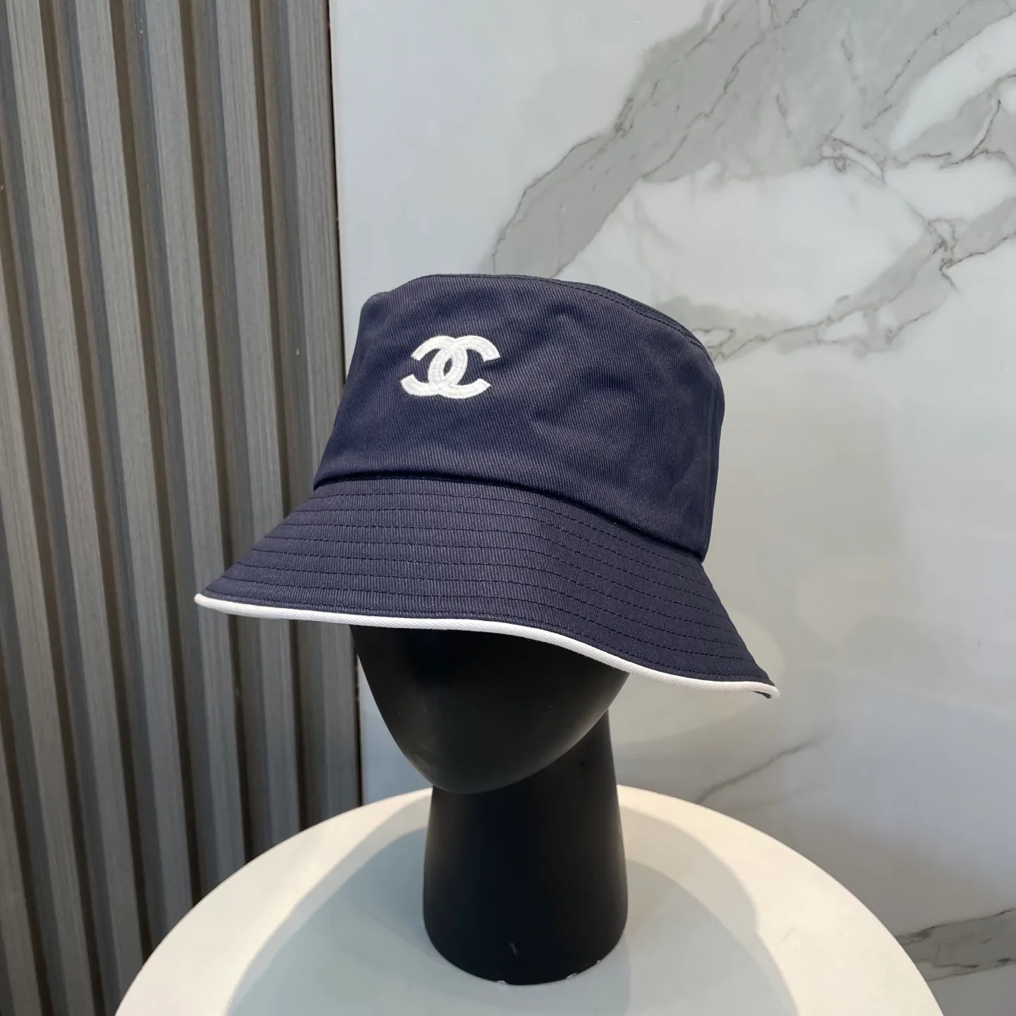 P96 Chanel (Chanel) counter new original embroidered fisherman hat 1:1 mold customization, three-dimensional embroidery, exquisite and flawless! 100% pure cotton fabric, original factory quality, exclusive physical photography.