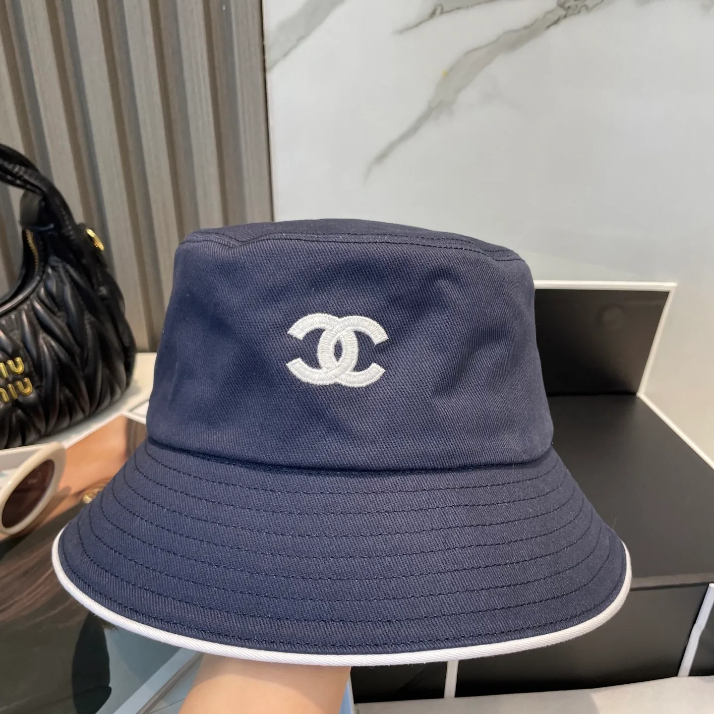 P96 Chanel (Chanel) counter new original embroidered fisherman hat 1:1 mold customization, three-dimensional embroidery, exquisite and flawless! 100% pure cotton fabric, original factory quality, exclusive physical photography.