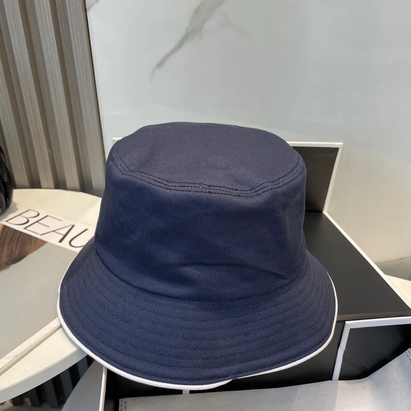 P96 Chanel (Chanel) counter new original embroidered fisherman hat 1:1 mold customization, three-dimensional embroidery, exquisite and flawless! 100% pure cotton fabric, original factory quality, exclusive physical photography.