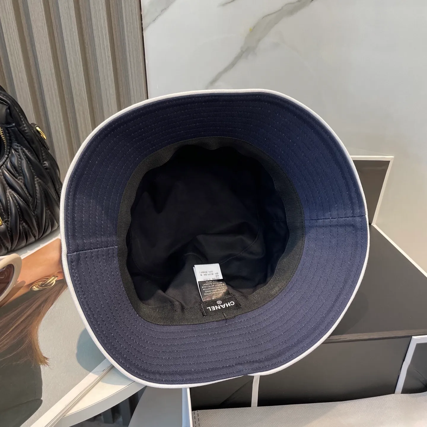 P96 Chanel (Chanel) counter new original embroidered fisherman hat 1:1 mold customization, three-dimensional embroidery, exquisite and flawless! 100% pure cotton fabric, original factory quality, exclusive physical photography.
