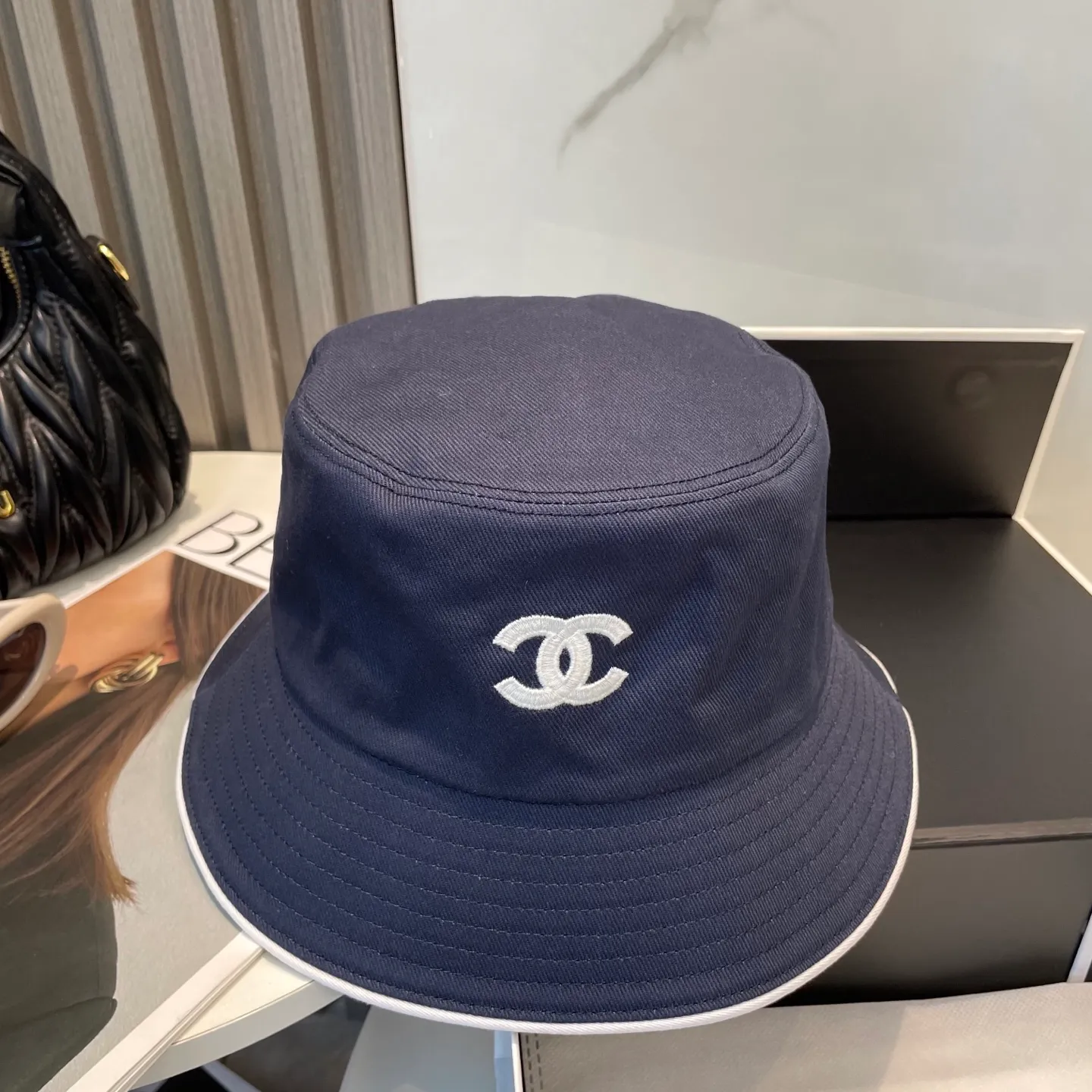 P96 Chanel (Chanel) counter new original embroidered fisherman hat 1:1 mold customization, three-dimensional embroidery, exquisite and flawless! 100% pure cotton fabric, original factory quality, exclusive physical photography.