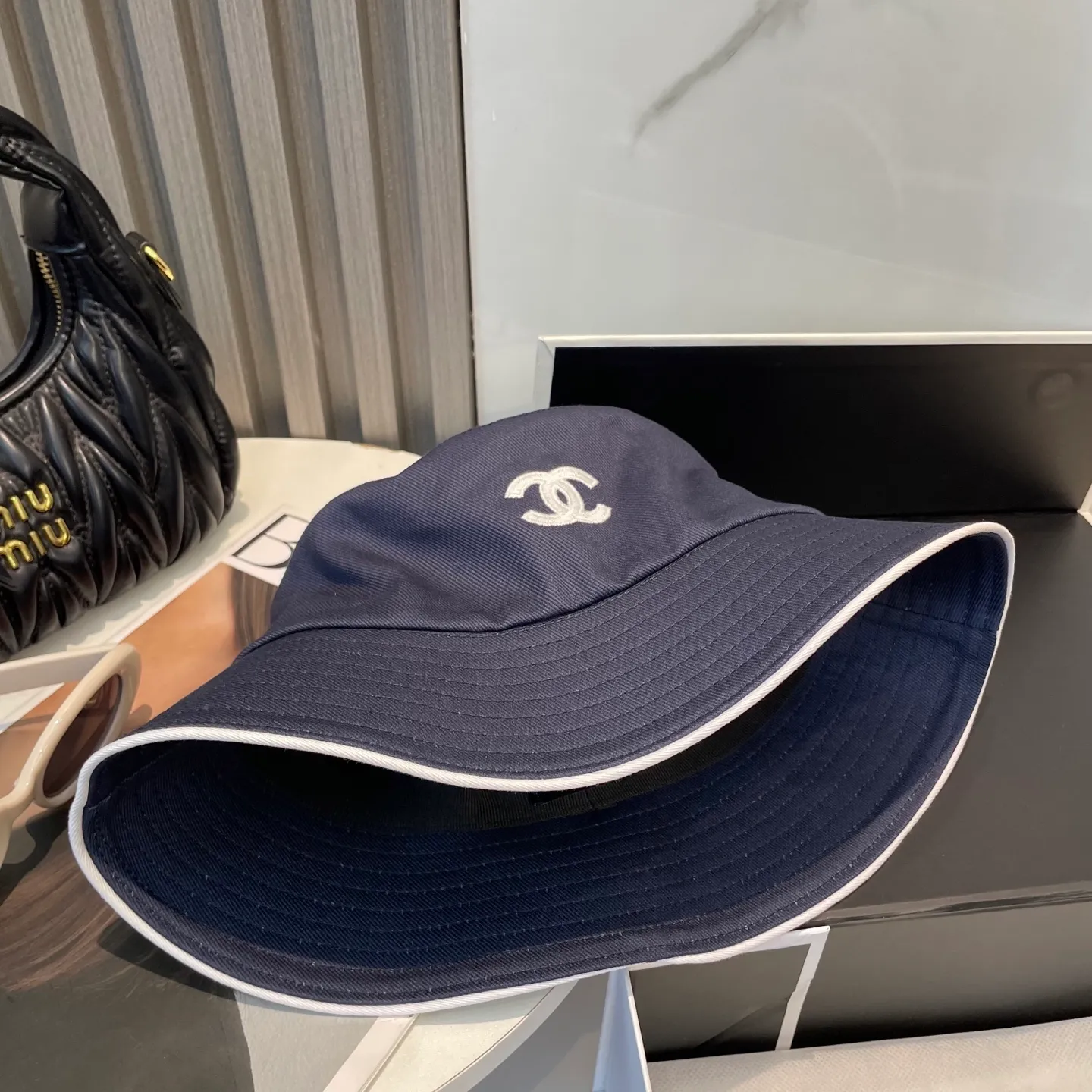 P96 Chanel (Chanel) counter new original embroidered fisherman hat 1:1 mold customization, three-dimensional embroidery, exquisite and flawless! 100% pure cotton fabric, original factory quality, exclusive physical photography.