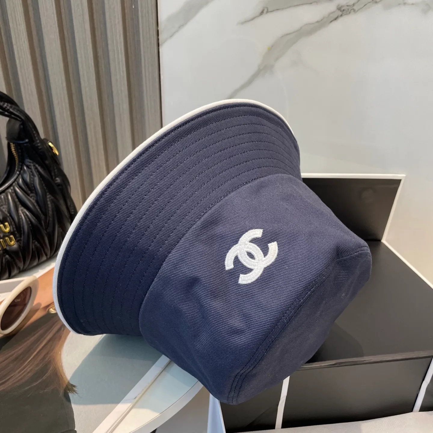 P96 Chanel (Chanel) counter new original embroidered fisherman hat 1:1 mold customization, three-dimensional embroidery, exquisite and flawless! 100% pure cotton fabric, original factory quality, exclusive physical photography.