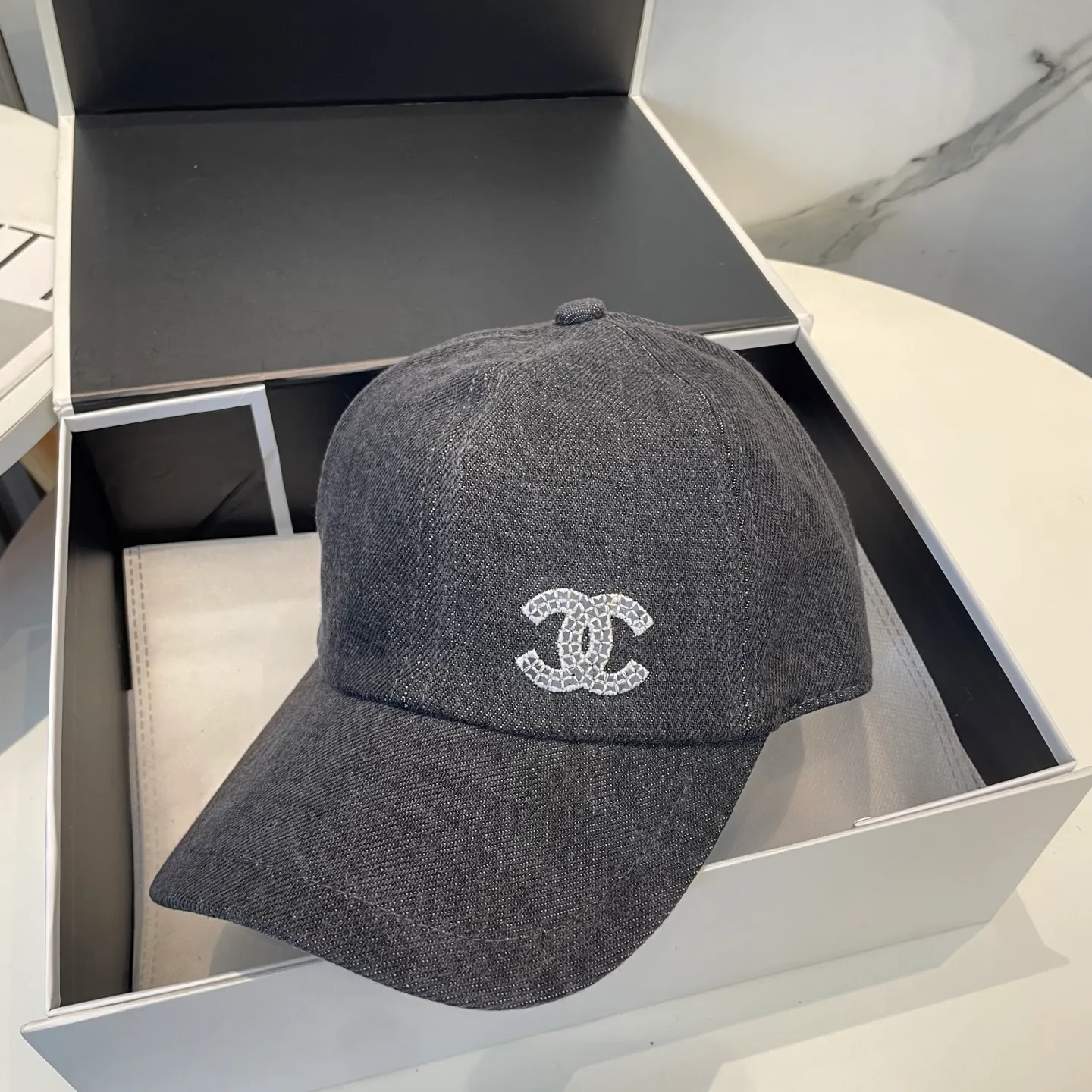 P60 Chanel (Chanel) counter new original washed denim baseball cap, 1:1 mold customization, three-dimensional logo is exquisite! Original quality, exclusive physical shooting.