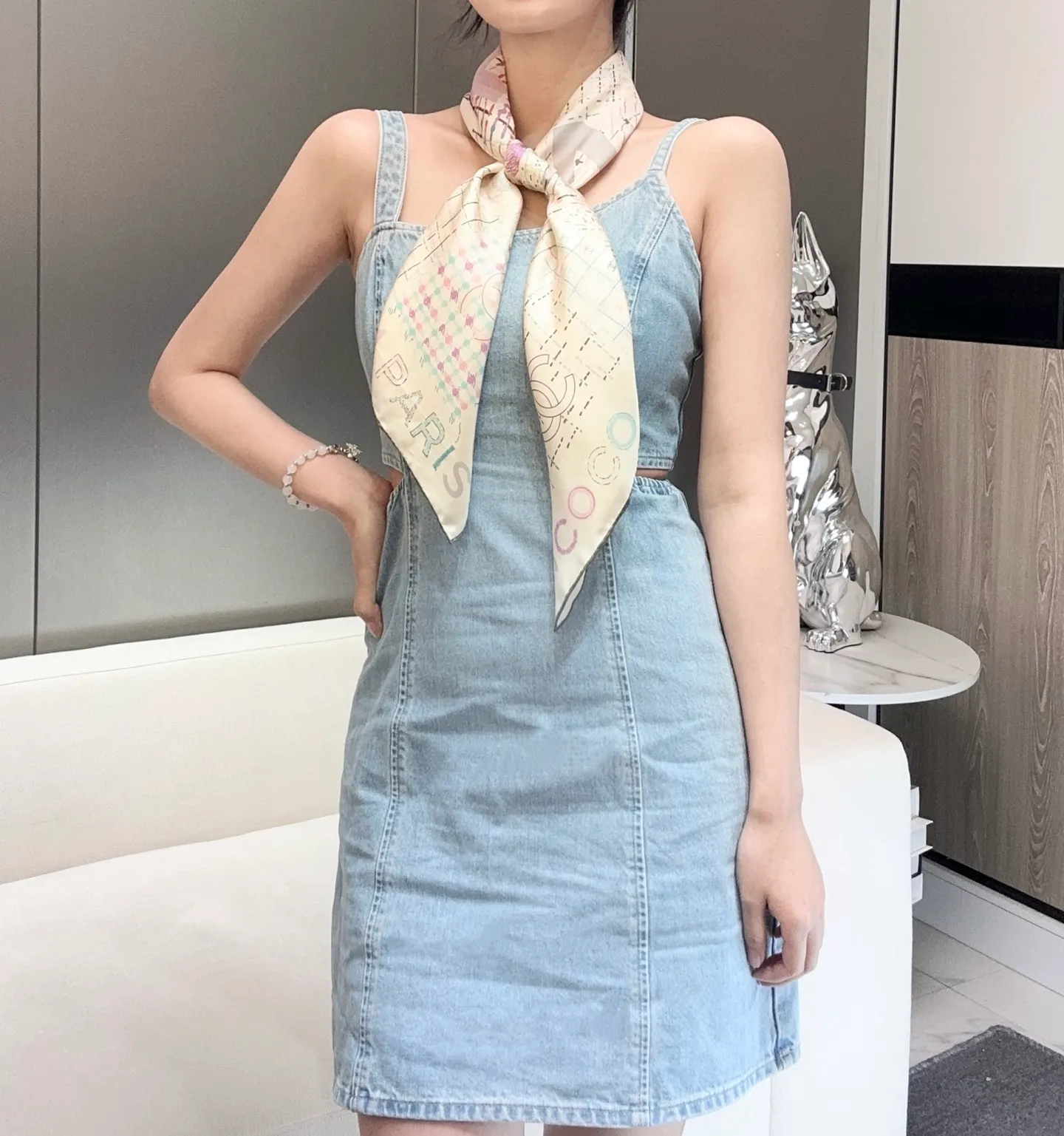 💰330. Product name: Colorful Kangpeng Fabric: Silk Size: 90*90 Color: Black Off-white Fashion is the process of constant transformation of classics. Classics reappear. Xiangjia Kangpeng series was launched in 2004. It is quilted and has a unique design with a large cc logo that is the symbol of Xiangjia. It is very popular. The name "Campon" comes from the hat workshop opened by Coco-Chamberlain on rue Cambon in Paris in 1910. Since then, rue Cambon has been a special symbol of Chanel's success, including the haute couture store she opened at 31 rue Cambon.
