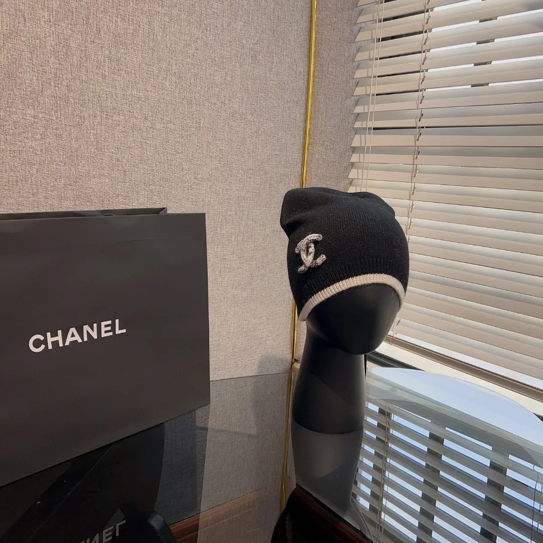 Special batch of 80 🖤Chanel, 2023 autumn and winter new knitted beanie, top version, three-dimensional logo embroidery, black and white