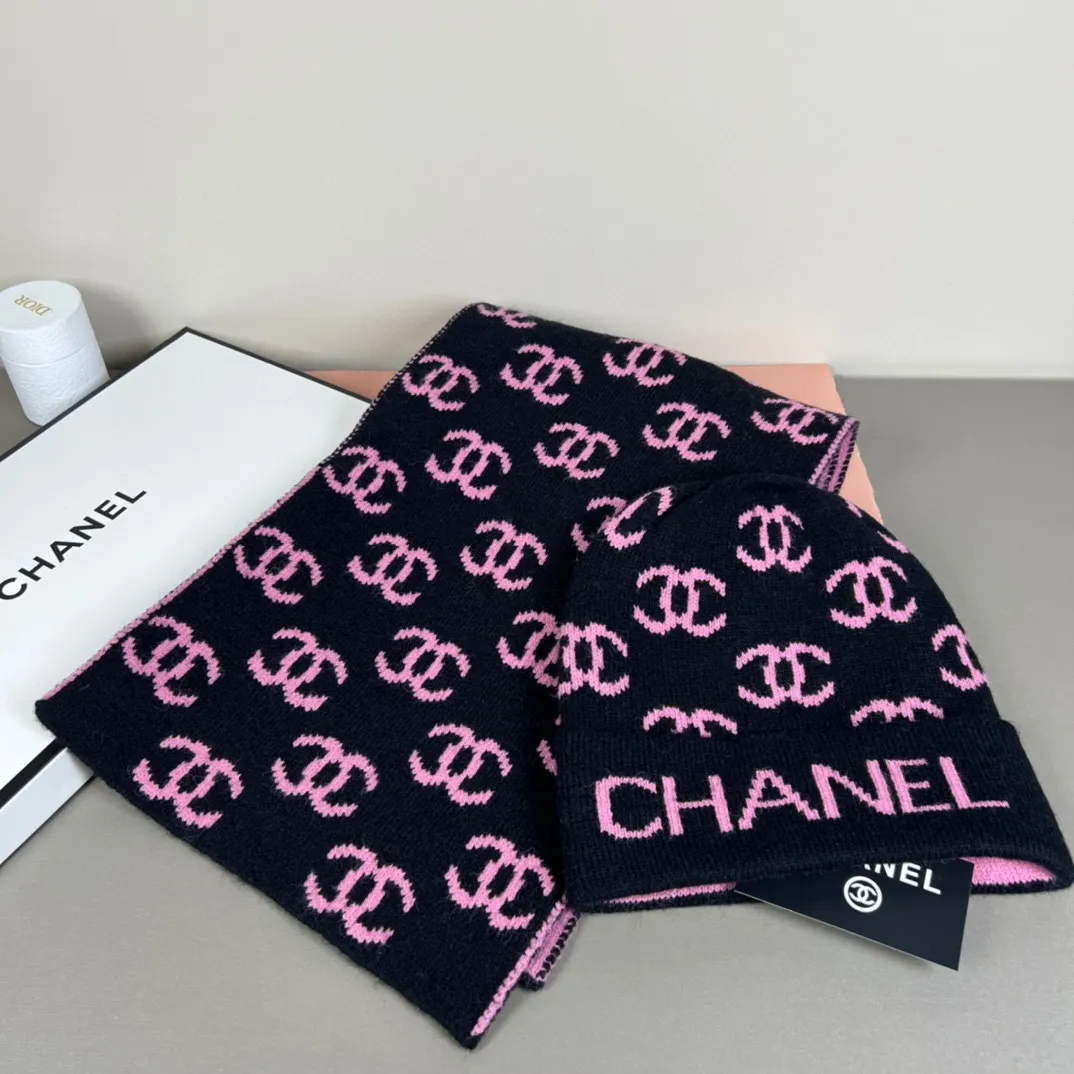 P150 CHANEL Xiaohongshu popular style, official website new classic suit hat! Hat ➕Scarf! It feels great in hand! It’s warm and super comfortable. This winter, all you need is a hat set like this. It’s warm and fashionable! Welcome to choose!!