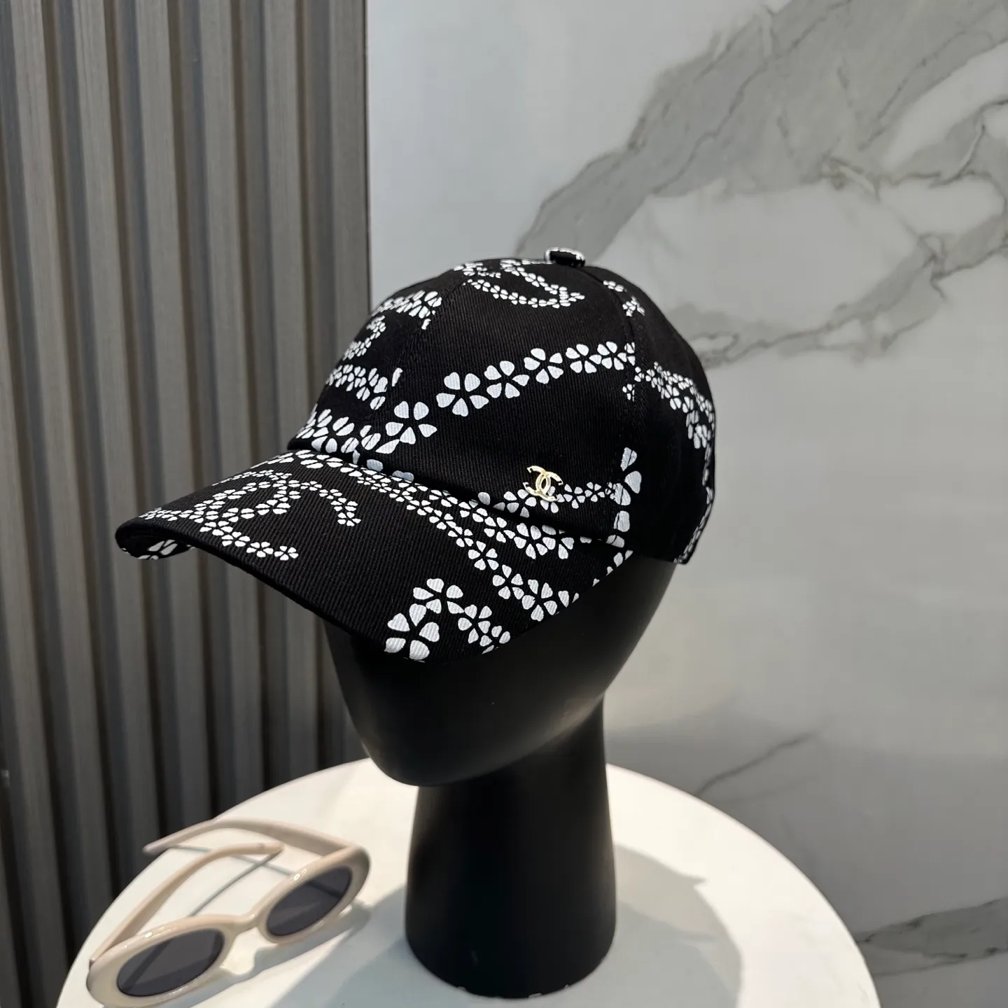 P100 Chanel's new high-version baseball cap, a classic baseball cap style, suitable for various occasions. Whether it is paired with casual wear or sportswear, it can easily enhance the fashion sense of the overall look. It is a trendy item that fashion lovers cannot miss.