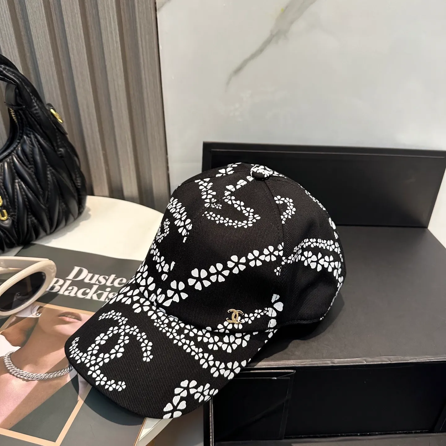 P100 Chanel's new high-version baseball cap, a classic baseball cap style, suitable for various occasions. Whether it is paired with casual wear or sportswear, it can easily enhance the fashion sense of the overall look. It is a trendy item that fashion lovers cannot miss.