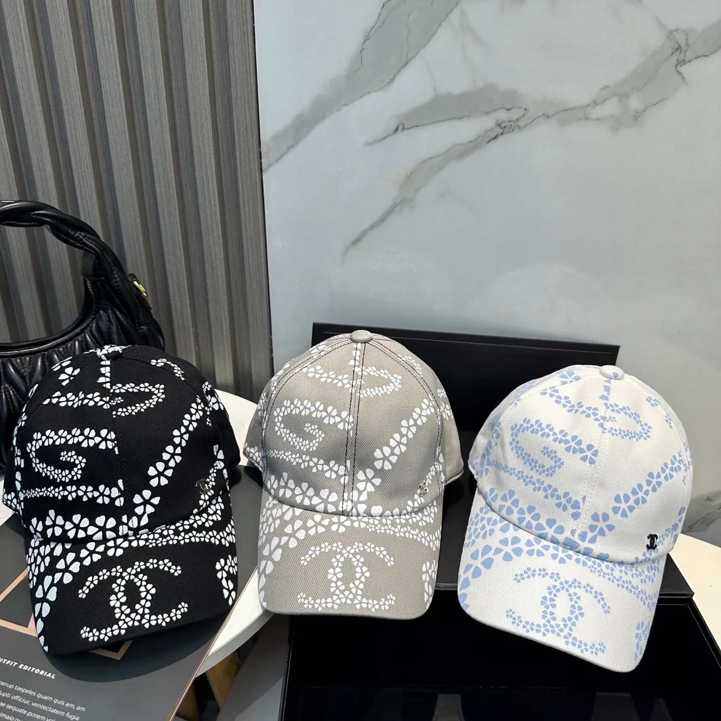 P100 Chanel's new high-version baseball cap, a classic baseball cap style, suitable for various occasions. Whether it is paired with casual wear or sportswear, it can easily enhance the fashion sense of the overall look. It is a trendy item that fashion lovers cannot miss.