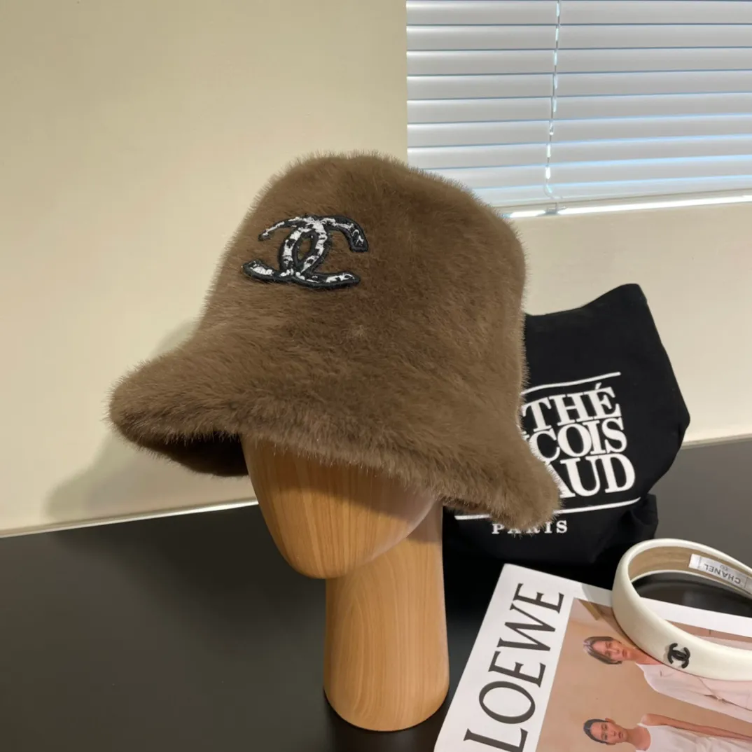 P60 CHANEL [Chanel] The new autumn and winter small fragrance style fisherman hat, plush and very comfortable, the big brand model is super easy to match, one that you can wear with your eyes closed.