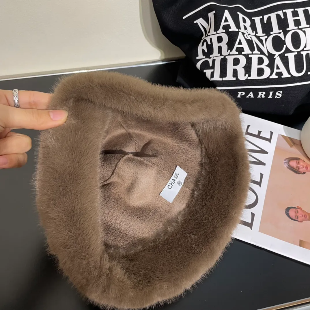 P60 CHANEL [Chanel] The new autumn and winter small fragrance style fisherman hat, plush and very comfortable, the big brand model is super easy to match, one that you can wear with your eyes closed.