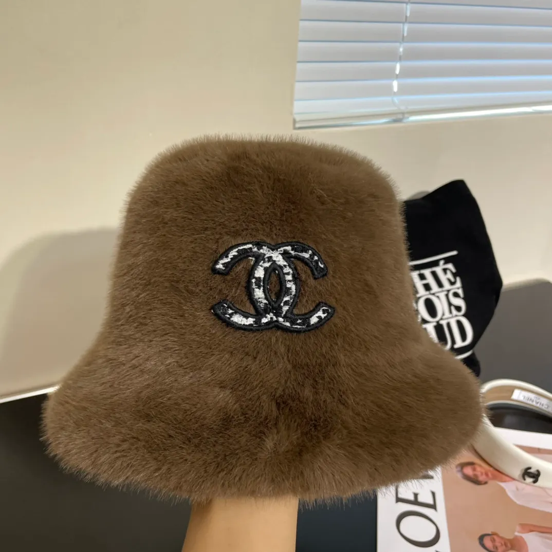 P60 CHANEL [Chanel] The new autumn and winter small fragrance style fisherman hat, plush and very comfortable, the big brand model is super easy to match, one that you can wear with your eyes closed.