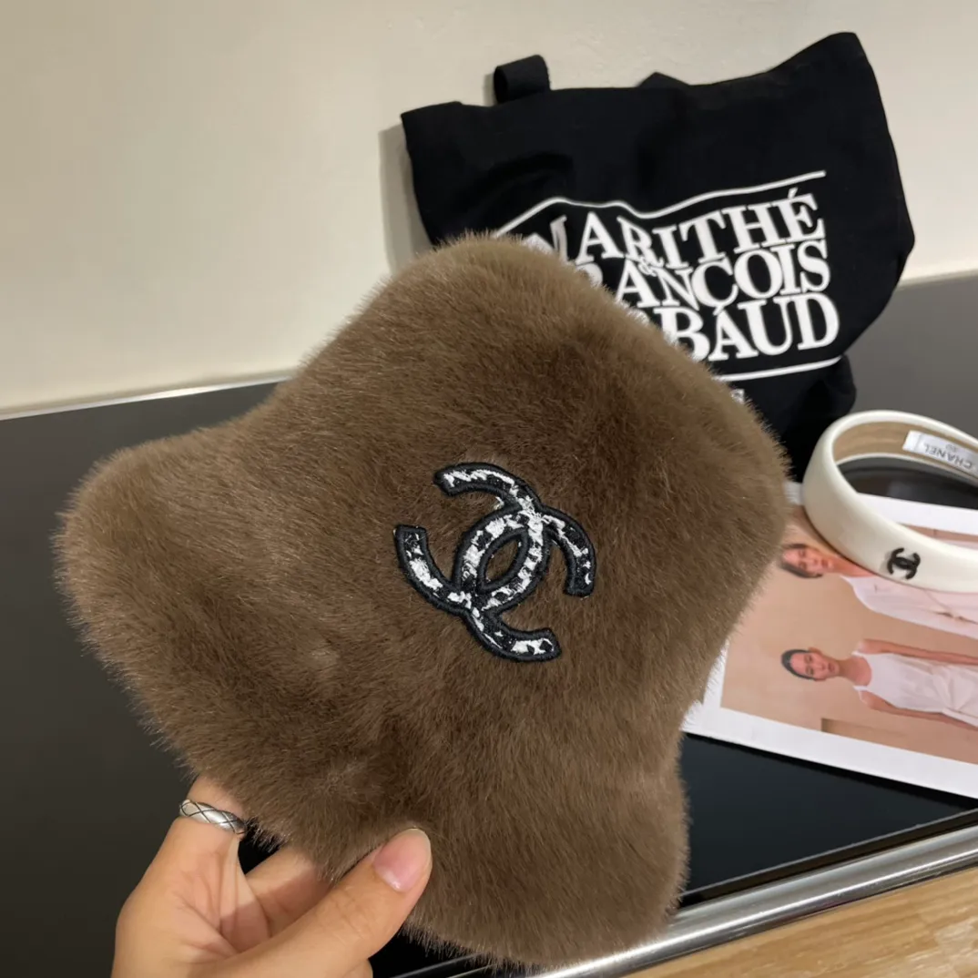 P60 CHANEL [Chanel] The new autumn and winter small fragrance style fisherman hat, plush and very comfortable, the big brand model is super easy to match, one that you can wear with your eyes closed.