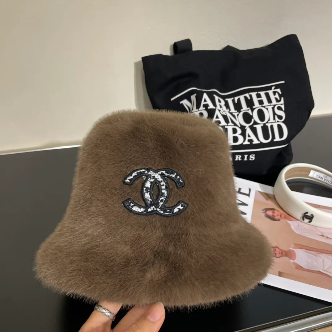 P60 CHANEL [Chanel] The new autumn and winter small fragrance style fisherman hat, plush and very comfortable, the big brand model is super easy to match, one that you can wear with your eyes closed.