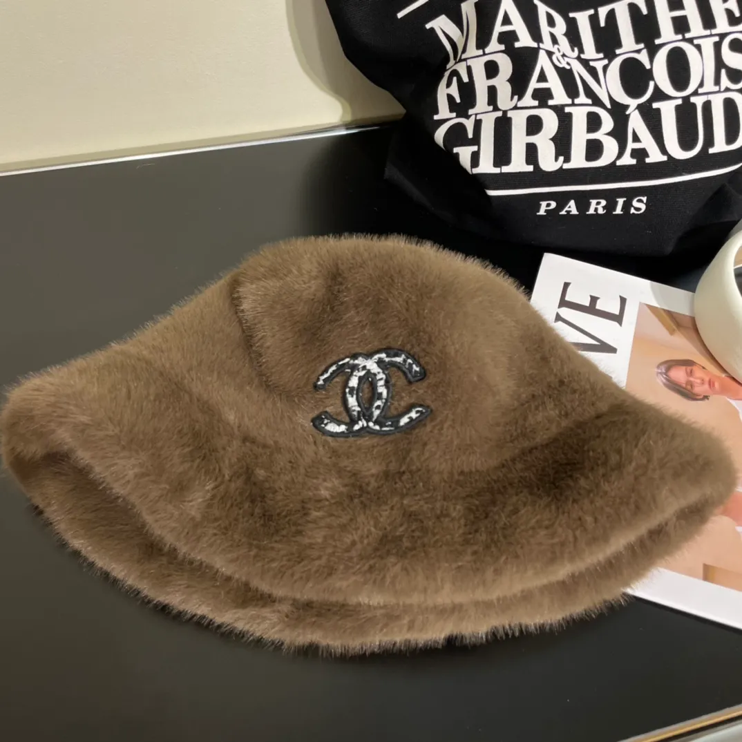 P60 CHANEL [Chanel] The new autumn and winter small fragrance style fisherman hat, plush and very comfortable, the big brand model is super easy to match, one that you can wear with your eyes closed.
