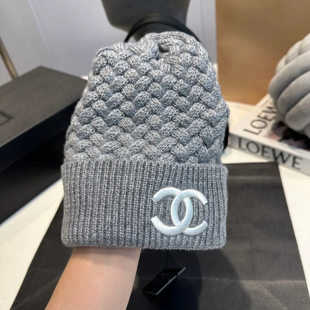 P280 Chane*🆕Chanel 25N new ski series wool hat, hat, scarf set, the popular Lei Feng hat on the Internet, black and white, versatile and cool, can be worn by men and women as a couple, warm and good-looking, a must-have