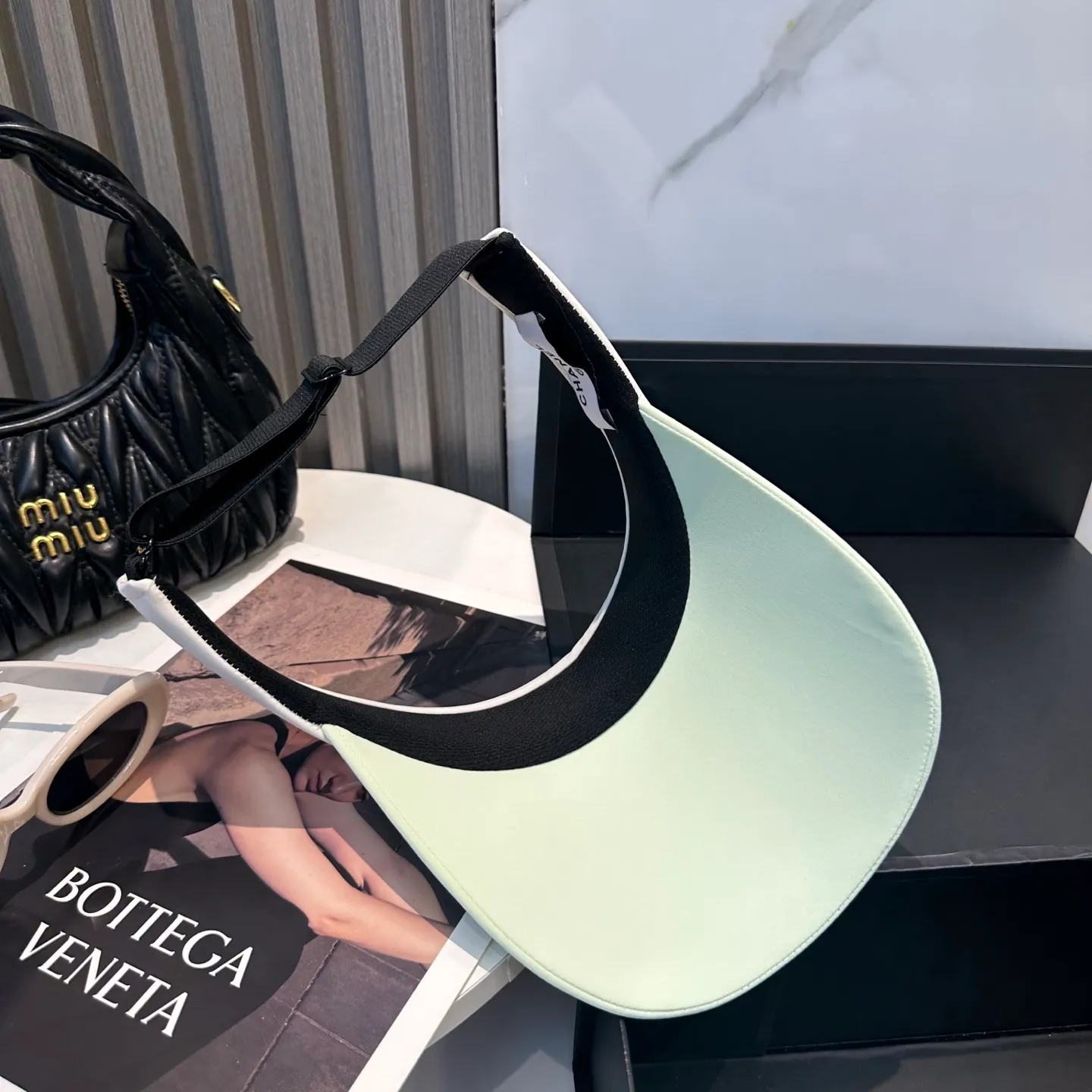 P56 Chanel's new ice silk empty top hat. Made of ice-like fabric, it is breathable and does not make you sweaty. It can keep you refreshed all day long even in the bright sun. It’s versatile and doesn’t matter your face shape. Wear it casually and look like a Korean girl~