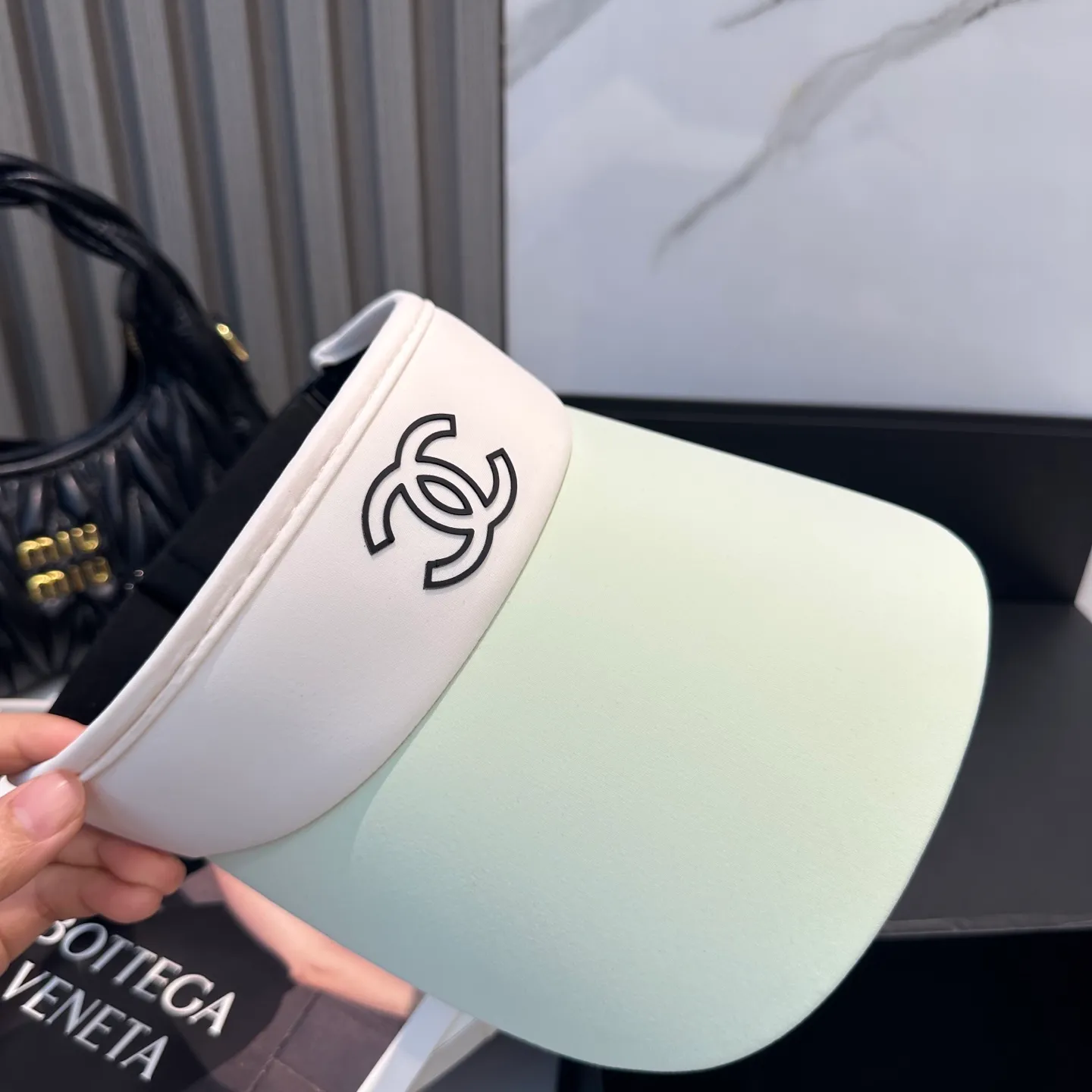 P56 Chanel's new ice silk empty top hat. Made of ice-like fabric, it is breathable and does not make you sweaty. It can keep you refreshed all day long even in the bright sun. It’s versatile and doesn’t matter your face shape. Wear it casually and look like a Korean girl~