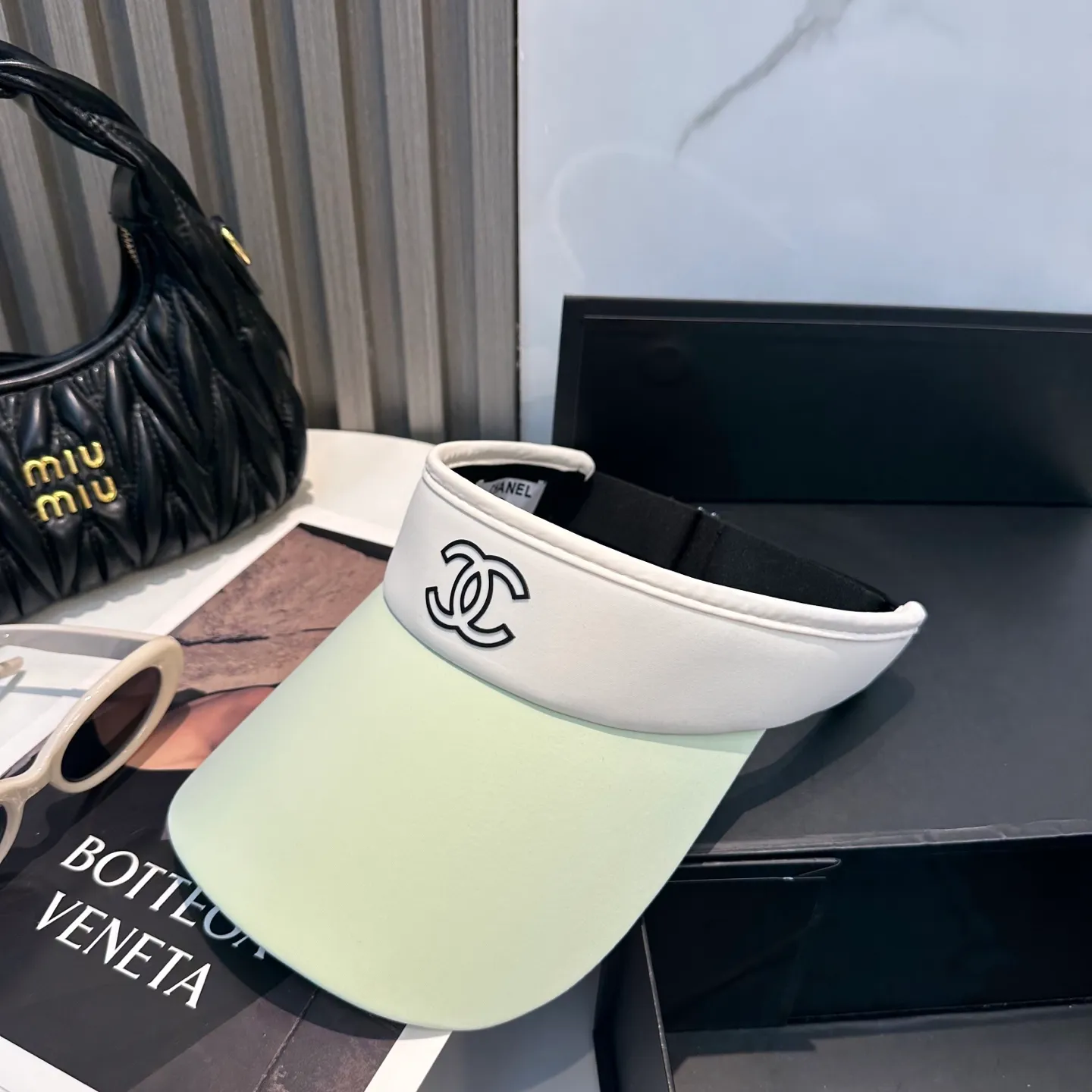 P56 Chanel's new ice silk empty top hat. Made of ice-like fabric, it is breathable and does not make you sweaty. It can keep you refreshed all day long even in the bright sun. It’s versatile and doesn’t matter your face shape. Wear it casually and look like a Korean girl~