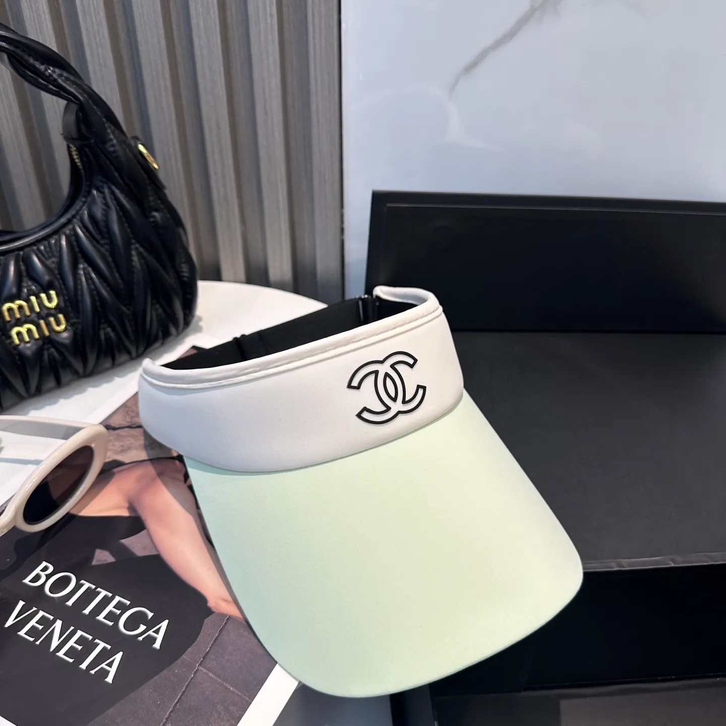 P56 Chanel's new ice silk empty top hat. Made of ice-like fabric, it is breathable and does not make you sweaty. It can keep you refreshed all day long even in the bright sun. It’s versatile and doesn’t matter your face shape. Wear it casually and look like a Korean girl~