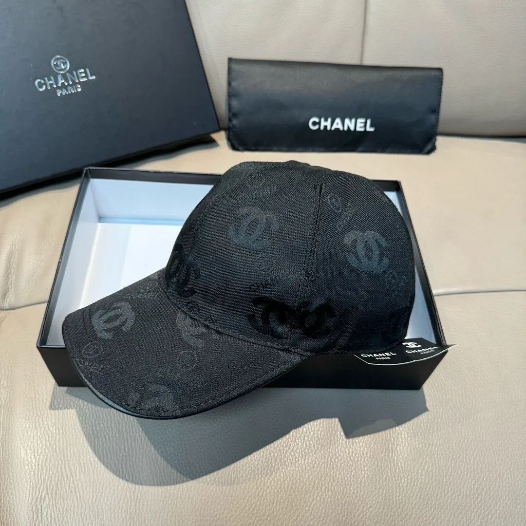 p90., Chanel (Chanel) classic original baseball cap, classic double C, 1:1 mold opening and customization at the counter, original canvas fabric + first layer of cowhide, light and breathable! The quality is great, the basic head circumference is 56cm, and the patch is adjustable.