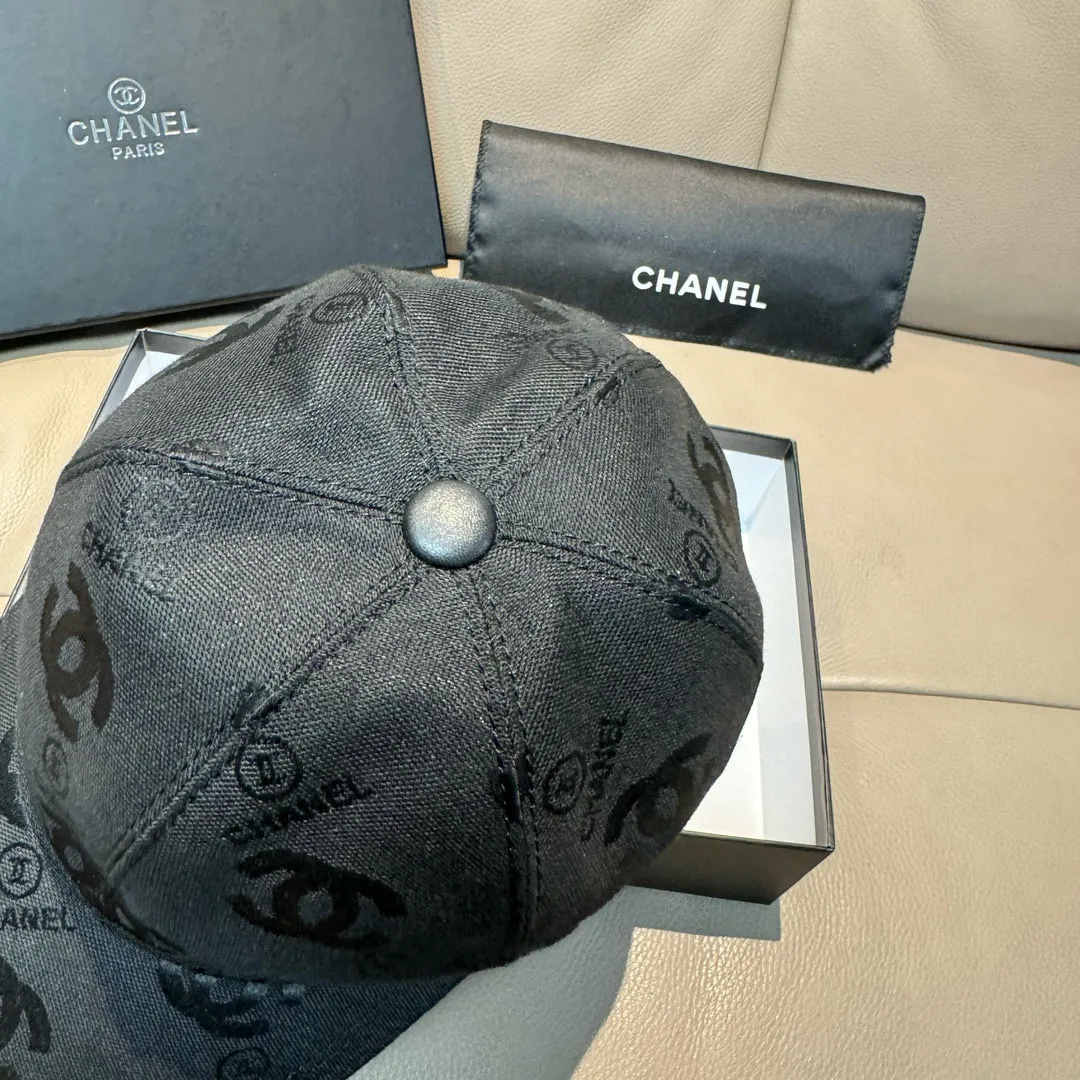 p90., Chanel (Chanel) classic original baseball cap, classic double C, 1:1 mold opening and customization at the counter, original canvas fabric + first layer of cowhide, light and breathable! The quality is great, the basic head circumference is 56cm, and the patch is adjustable.