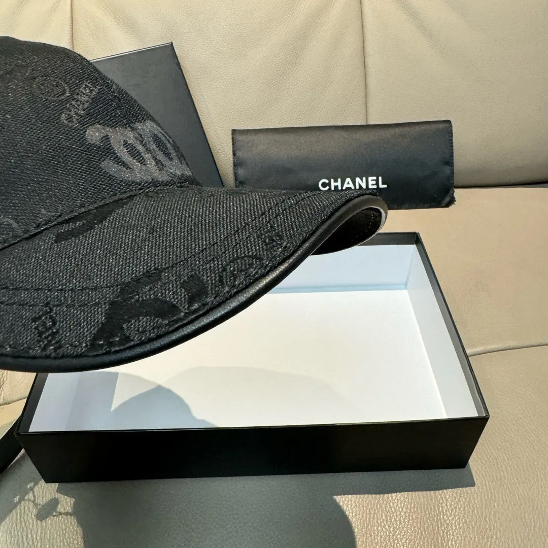 p90., Chanel (Chanel) classic original baseball cap, classic double C, 1:1 mold opening and customization at the counter, original canvas fabric + first layer of cowhide, light and breathable! The quality is great, the basic head circumference is 56cm, and the patch is adjustable.