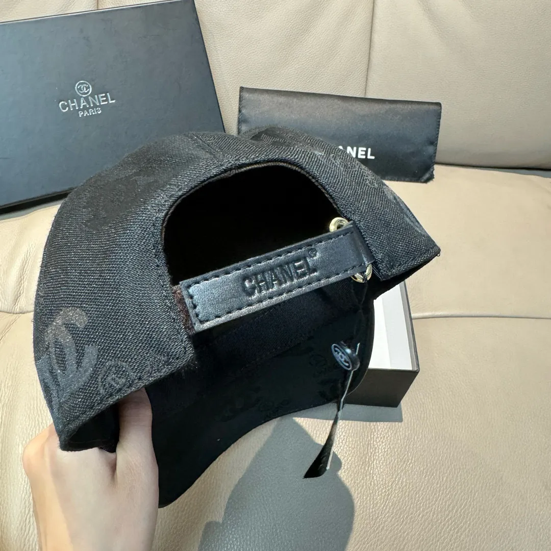 p90., Chanel (Chanel) classic original baseball cap, classic double C, 1:1 mold opening and customization at the counter, original canvas fabric + first layer of cowhide, light and breathable! The quality is great, the basic head circumference is 56cm, and the patch is adjustable.