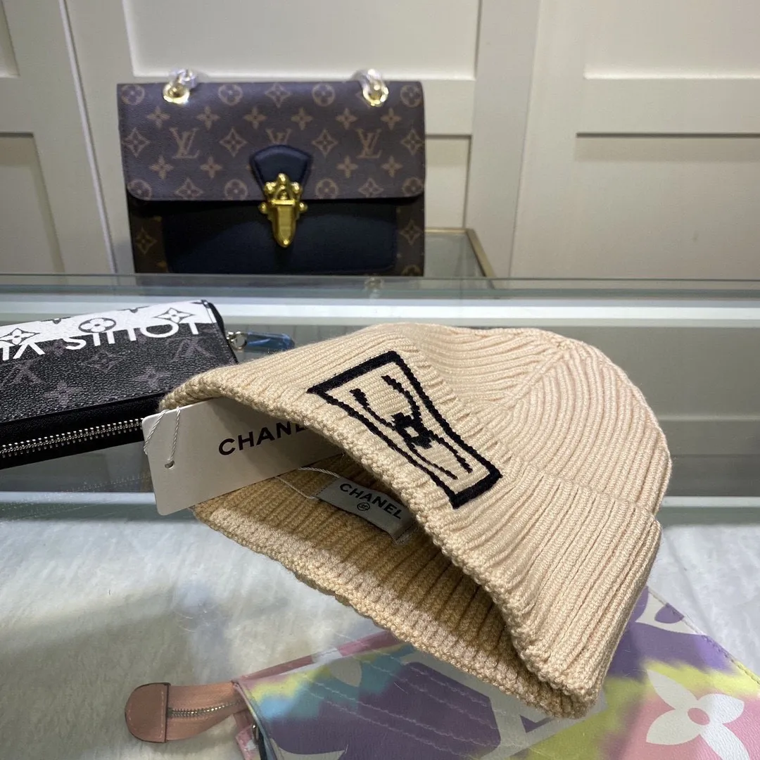 P46 comes with dust bag. CHANEL🎩cashmere wool quality knitted hat, fashionable, good quality, high-end, super soft! Super hot💖The texture is great and it’s great to match when out on the street! Fashion trends! A must-have item for autumn and winter, get it now!