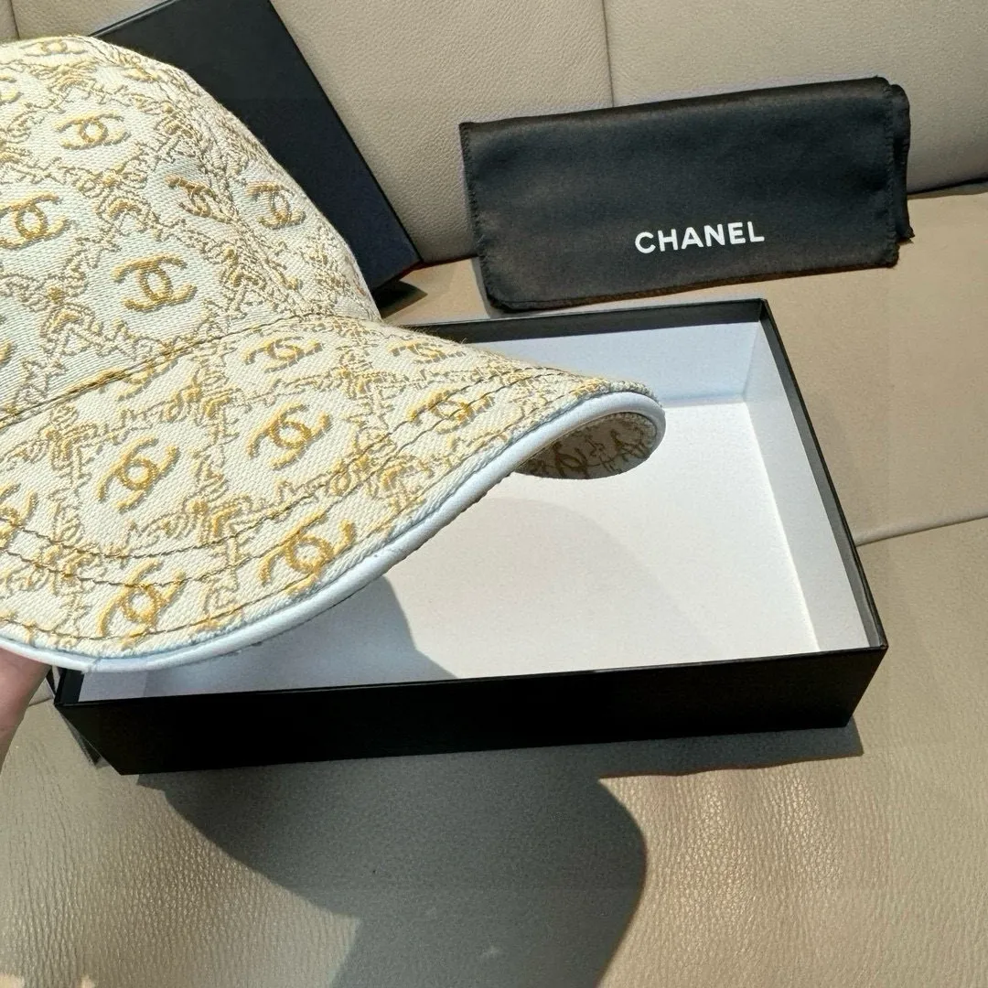 p90 new model shipped!   , Chanel (Chanel) new original baseball cap, small double C jacquard, 1:1 mold opening and customization at the counter, original canvas fabric + first layer of cowhide, light and breathable! The quality is great, the basic head circumference is 56cm, and the patch is adjustable.