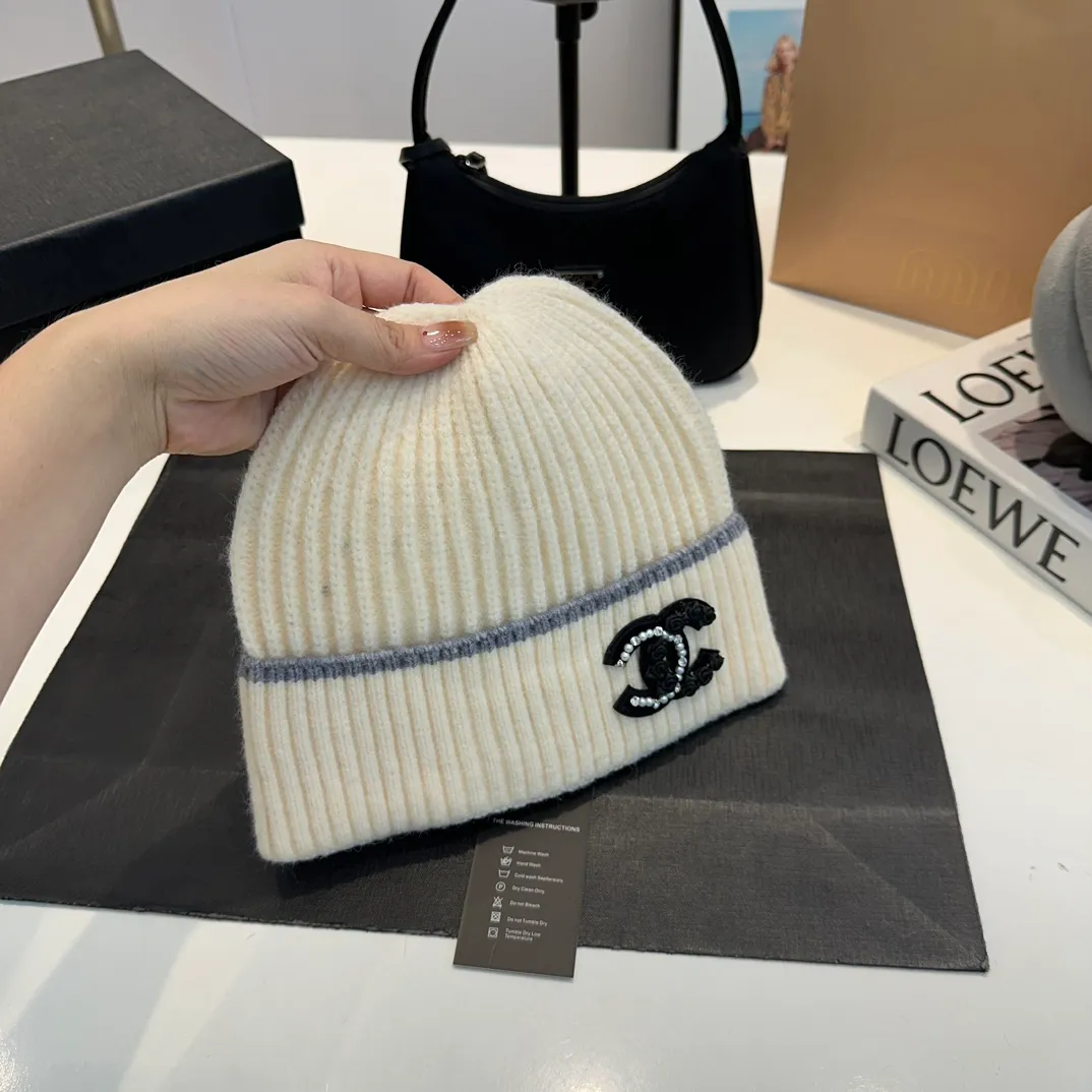P60 Chanel official website quality Chanel autumn and winter wool hat recommended by internet celebrity fashion bloggers. It is a knitted hat with a super soft and comfortable feel and excellent elasticity!