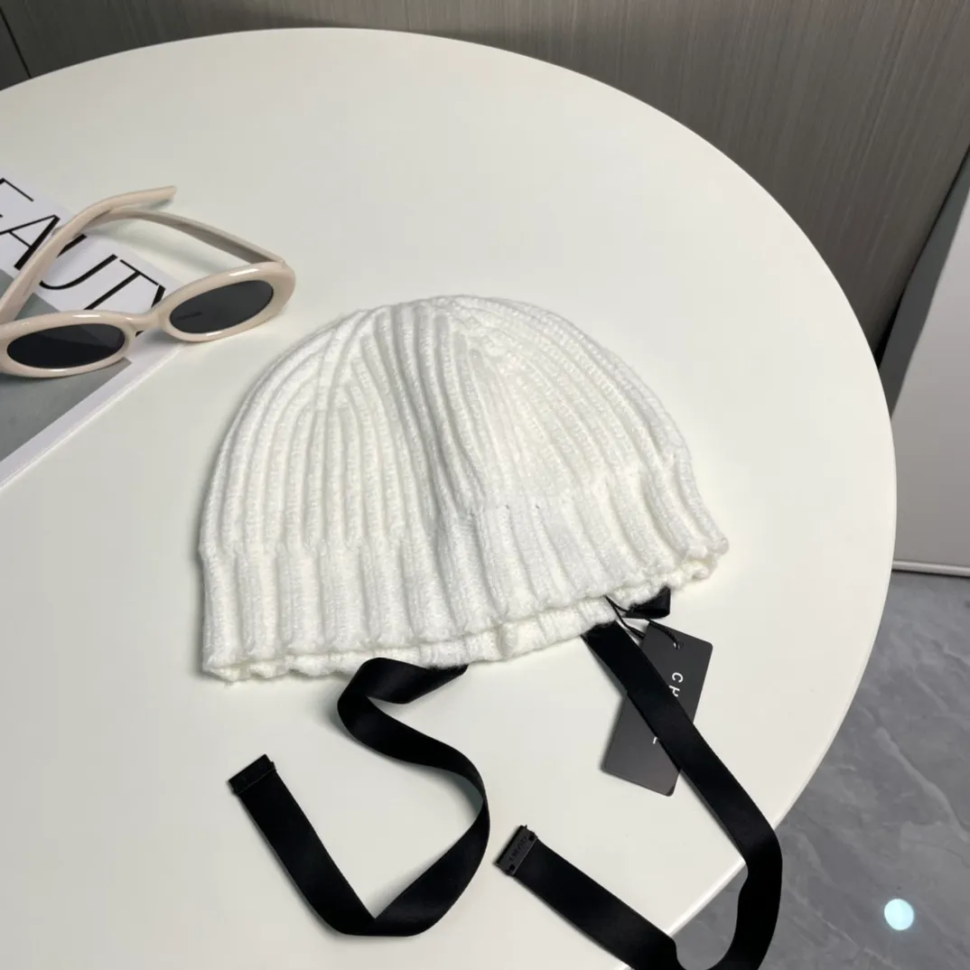 P60 CHANEL Chanel bow beanie, planted by Jennie, the heart beats the action, chanel24b’s latest autumn and winter new product, bow decoration + double C logo diamond embellishment wool knitted cold hat Xiaohongshu Internet celebrity hot style