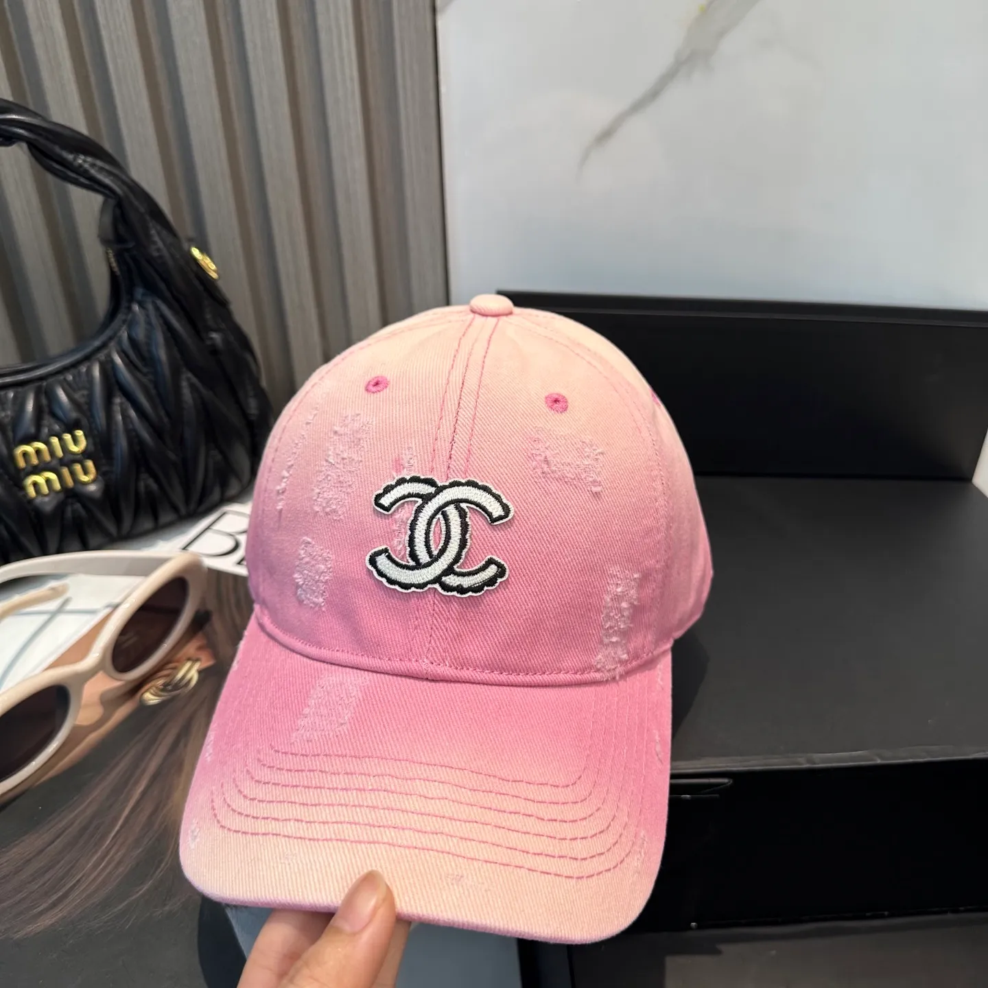 P66 Chanel's new simple baseball cap in dopamine color, a hot color at the moment - full of street style! Trendy and versatile, Xiaohongshu grows grass, poison, get your boyfriend, and cool together