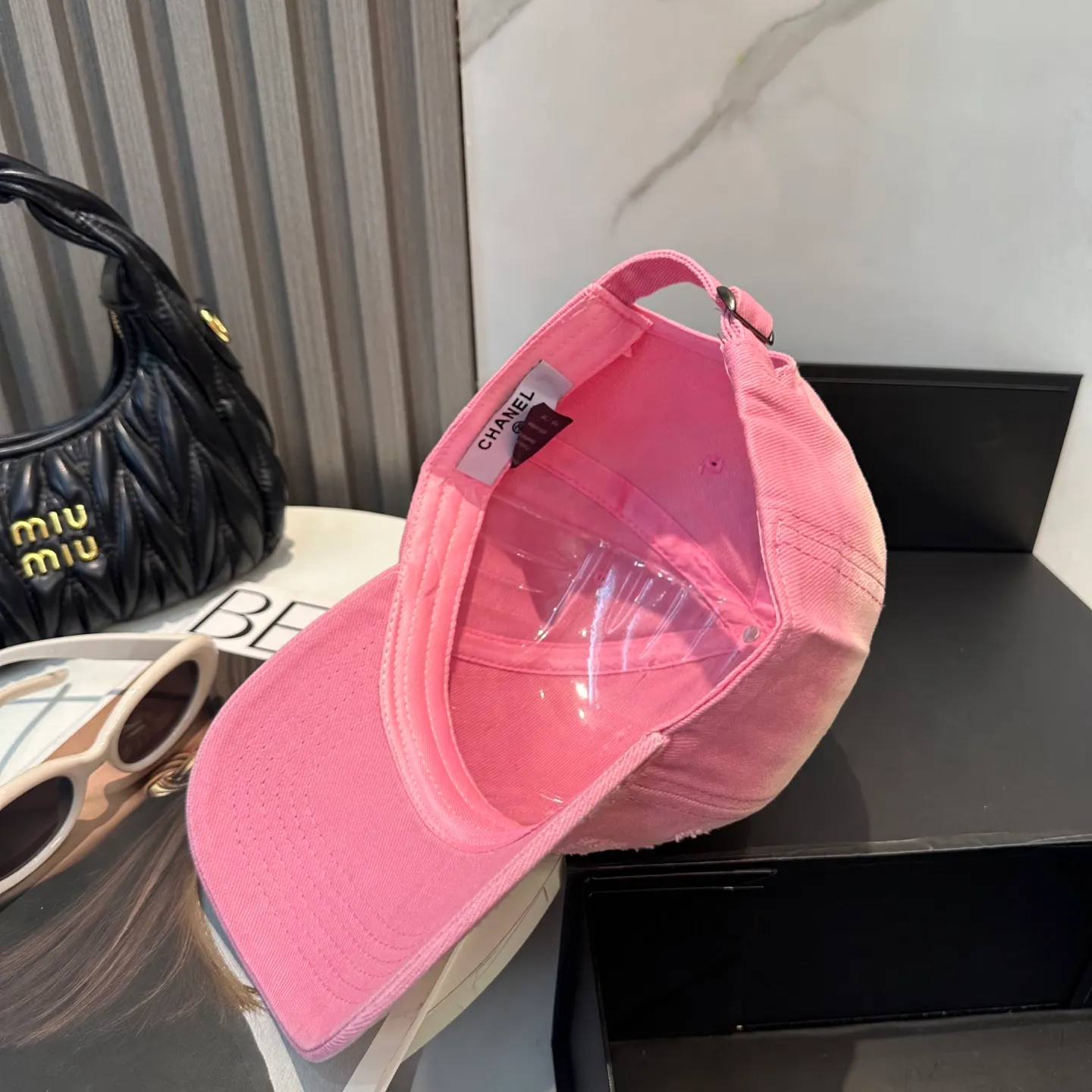P66 Chanel's new simple baseball cap in dopamine color, a hot color at the moment - full of street style! Trendy and versatile, Xiaohongshu grows grass, poison, get your boyfriend, and cool together