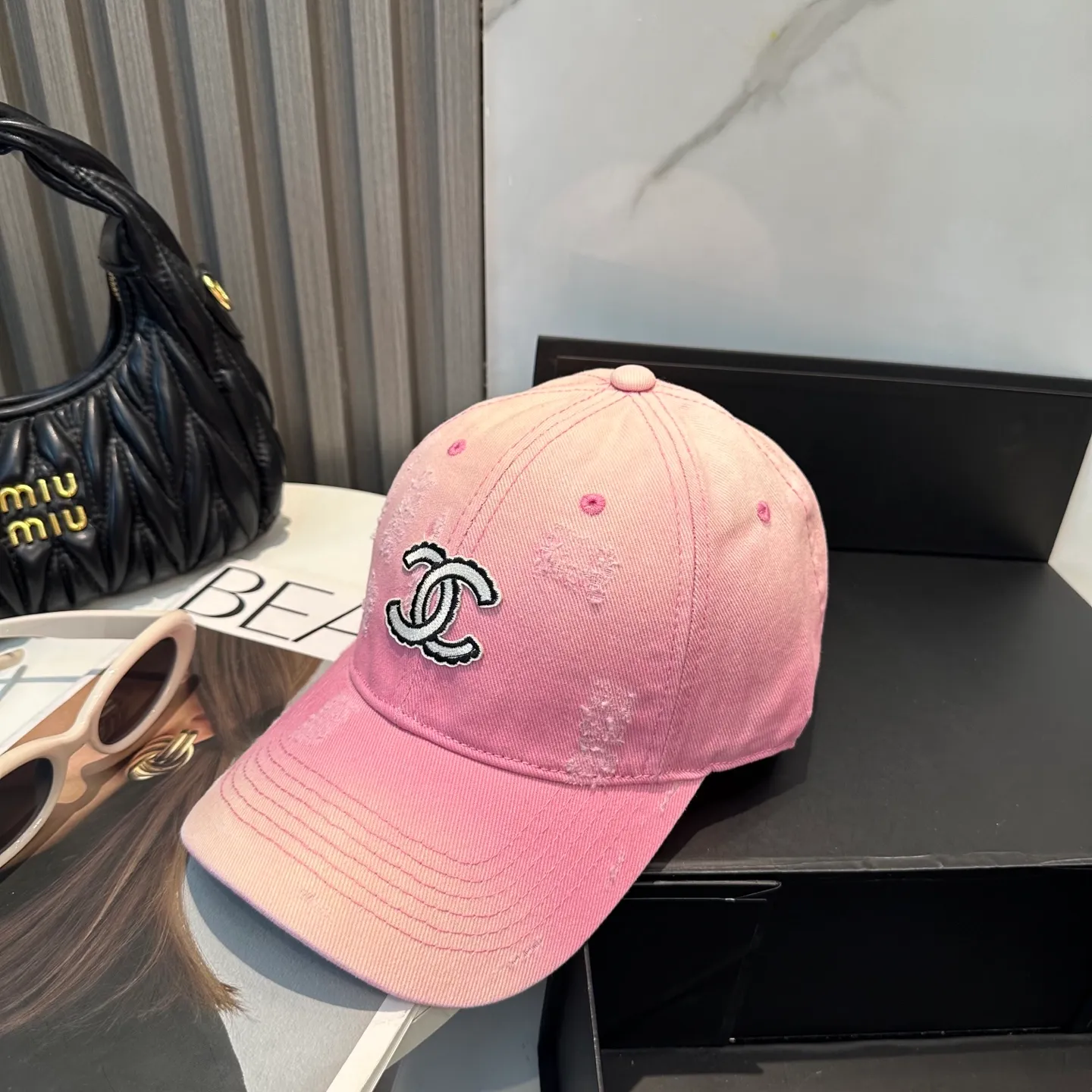P66 Chanel's new simple baseball cap in dopamine color, a hot color at the moment - full of street style! Trendy and versatile, Xiaohongshu grows grass, poison, get your boyfriend, and cool together